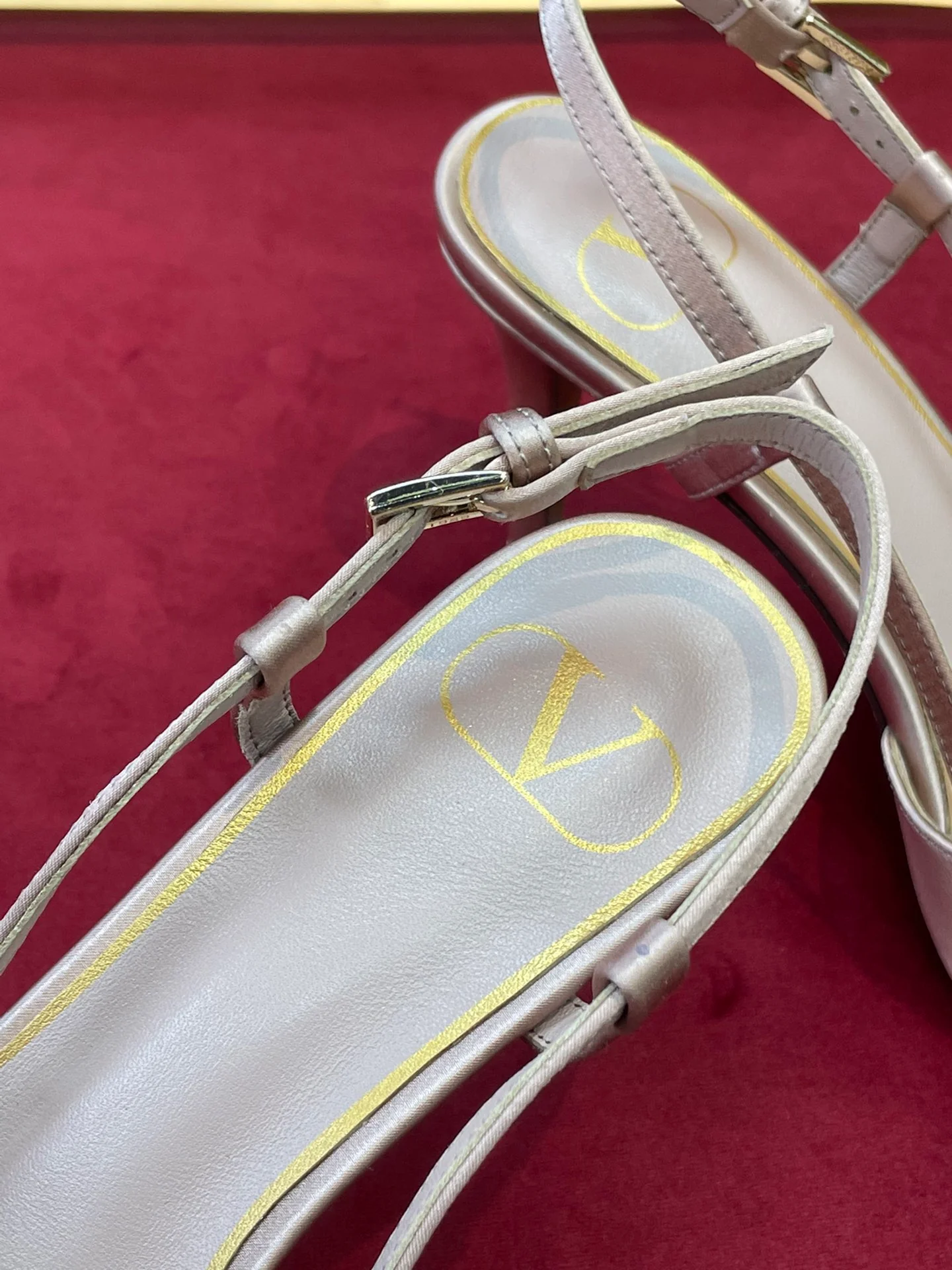 Новинка сезона осень/зима 2022 от Valentino - атласные туфли на каблуке с разрезом и стразами - розовые