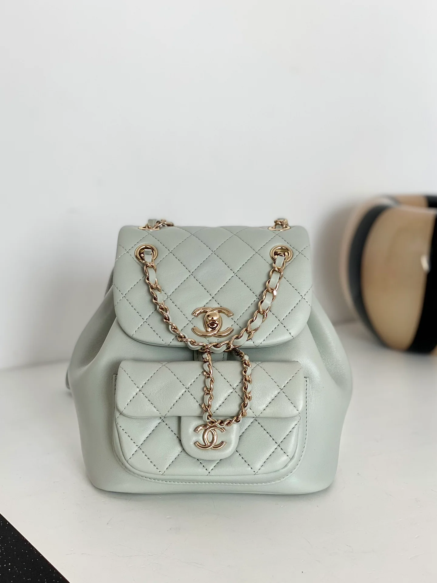 Новинка начала лета 2023 года от Chanel - Маленький рюкзак Duma - Серо-голубой