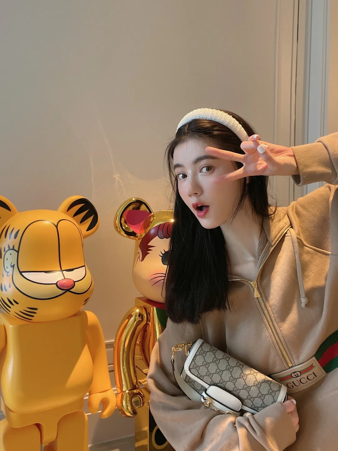 Сумка-седло Gucci 1955 Horsesnap — фотографии, демонстрирующие её ношение.