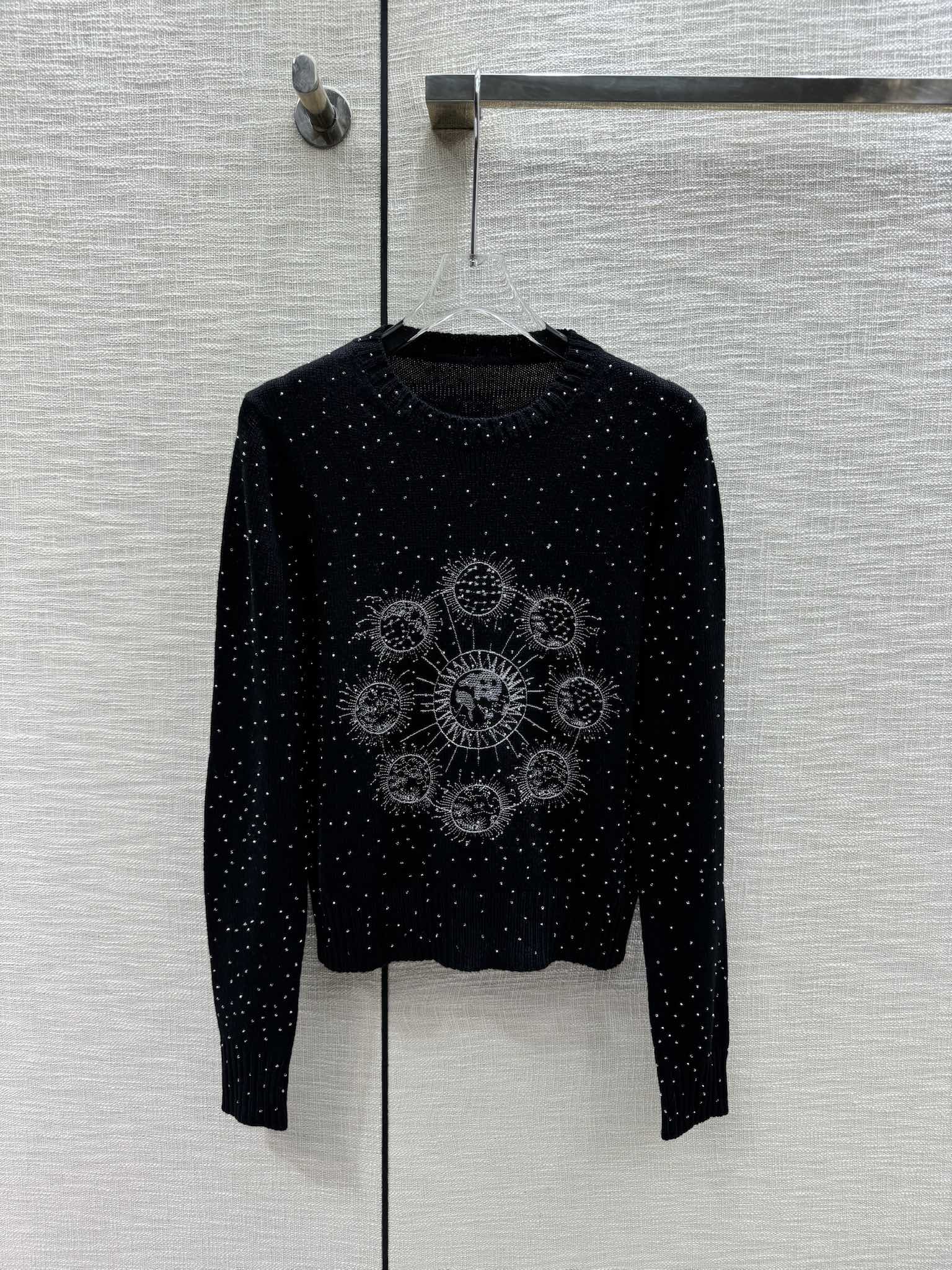 Dior - Коллекция ?Ранняя весна? 2403-24: Вязаный свитер с длинными рукавами и узором ?Звездное небо?.