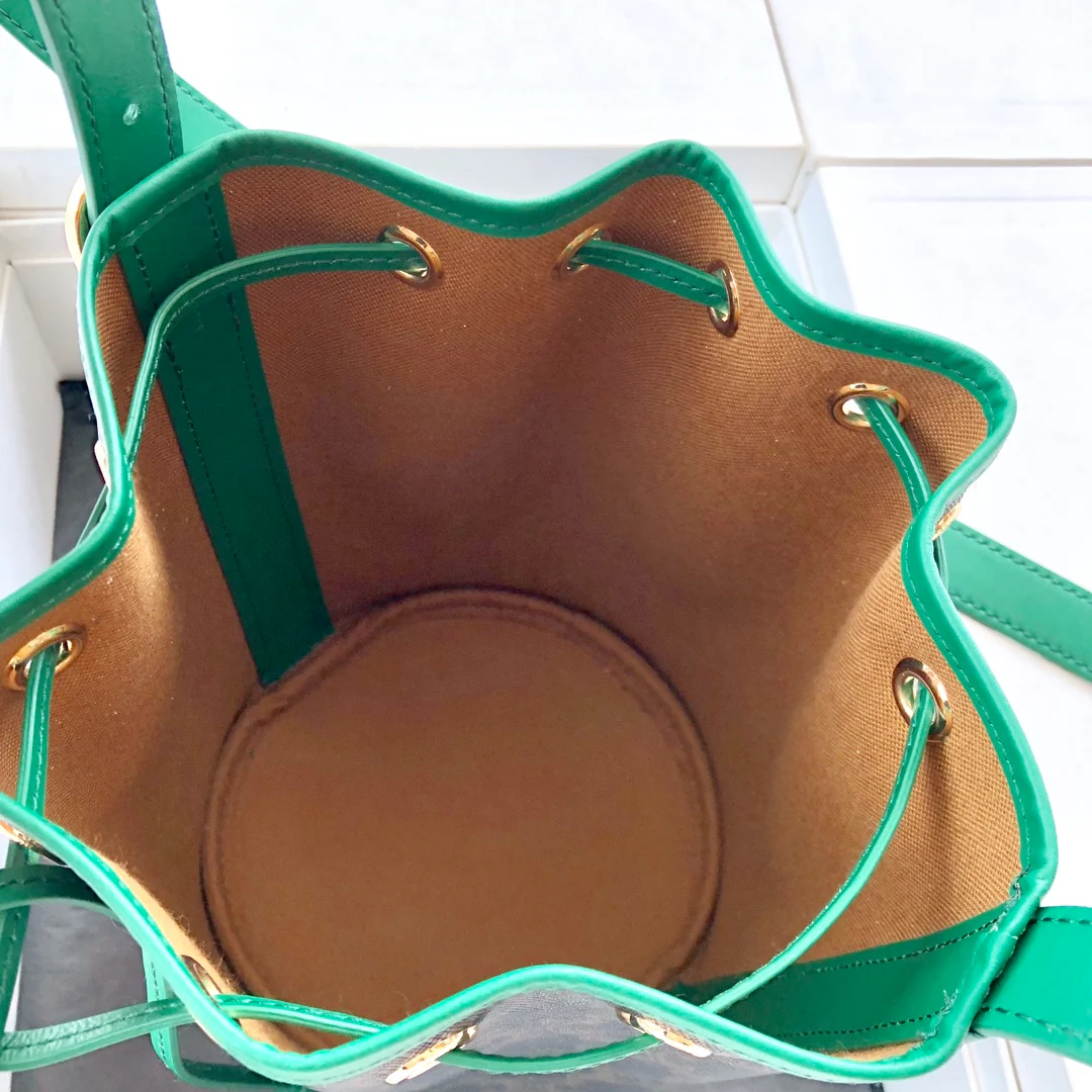 Маленькая холщовая сумка Celine Triomphe на завязках - зеленая с монограммой.