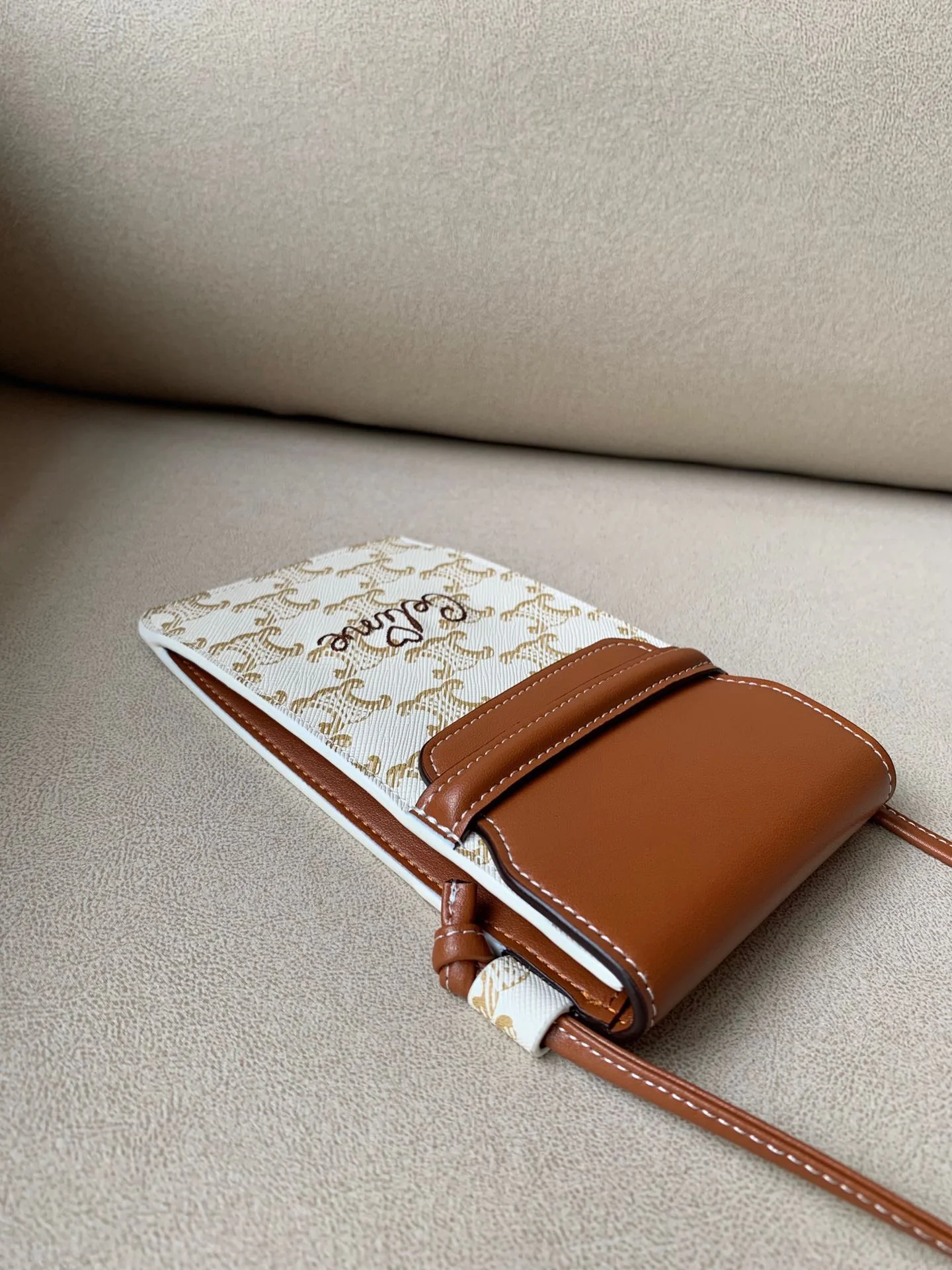 Celine 标志印花羊皮革翻盖手机包