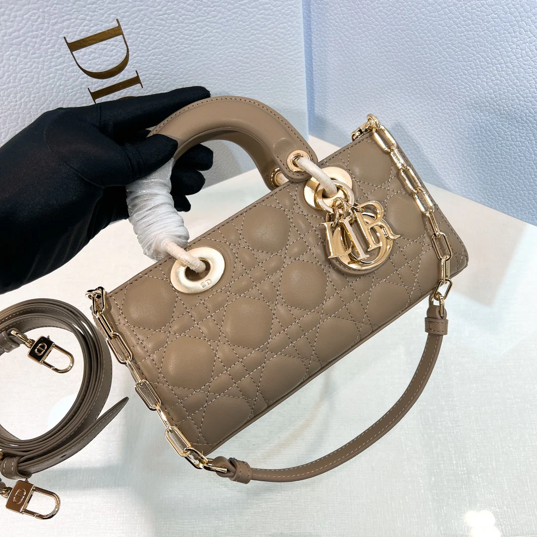 Вечерняя сумочка Dior Ladyd Joy, маленькая, карамельного цвета.