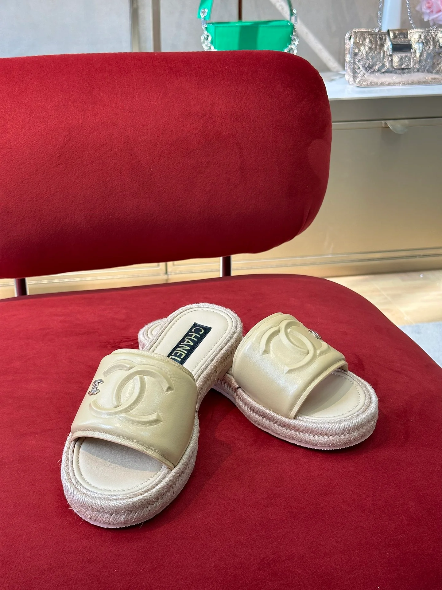 Новинка сезона весна/лето 2023 от Chanel - Тапочки из овечьей кожи - Абрикосовый цвет