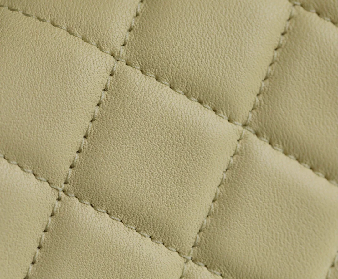 Chanel - Золотая сумка-клатч CF Flap Bag - Мини-версия в форме куриного желтка