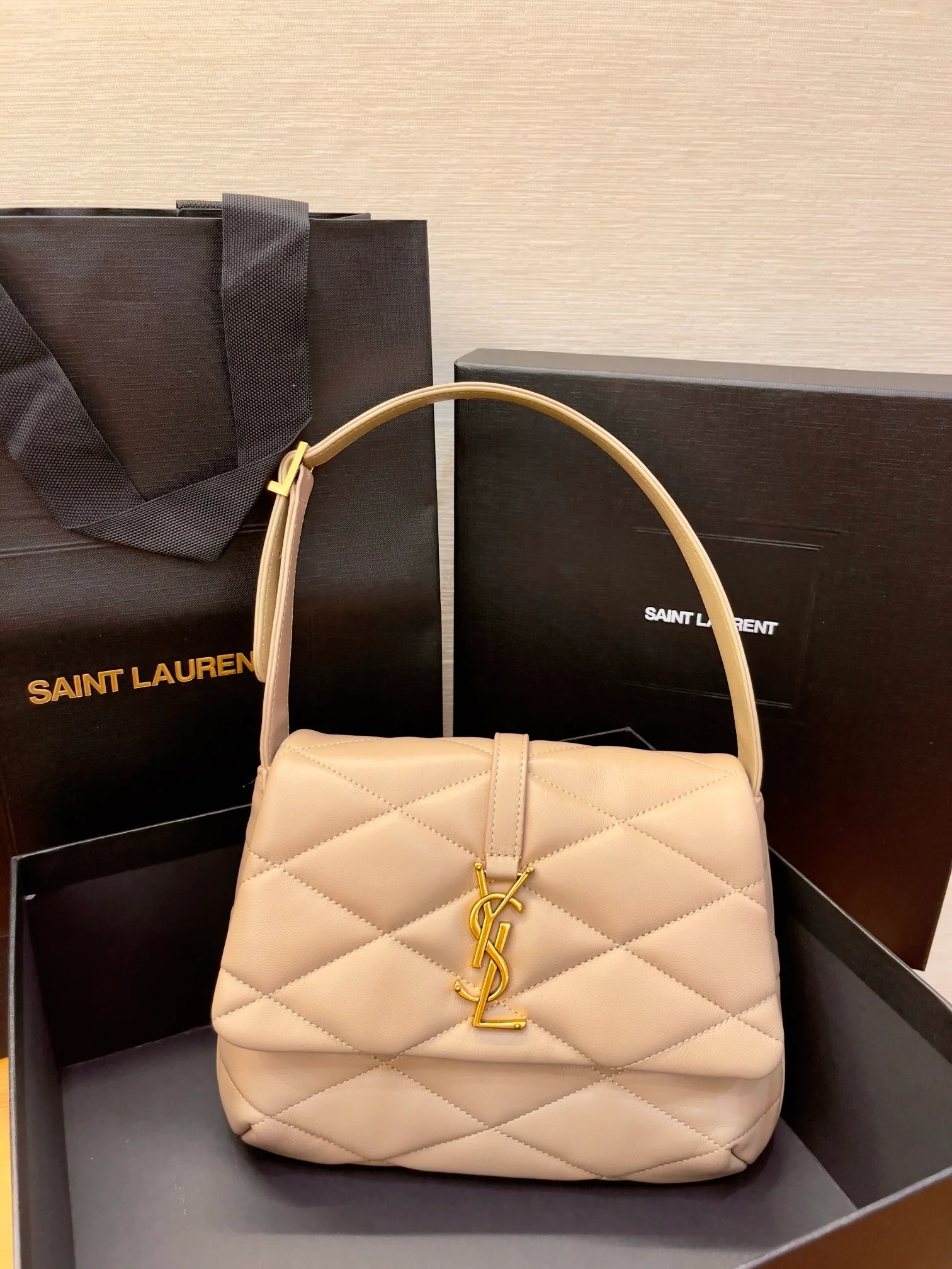 Стеганая сумка через плечо YSL из овечьей кожи — абрикосовый цвет.