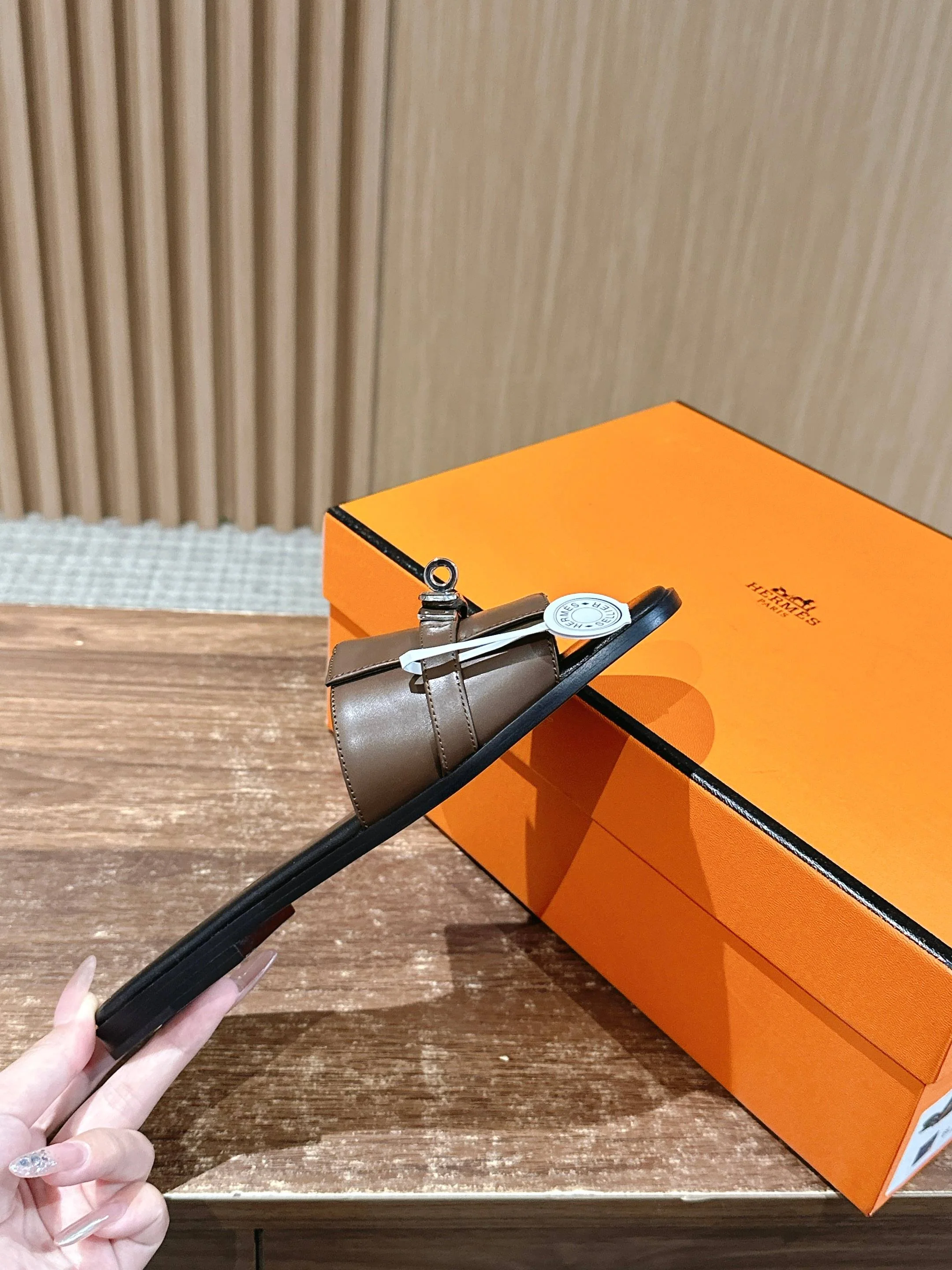 Сандалии Hermes Kelly с пряжкой, черные.