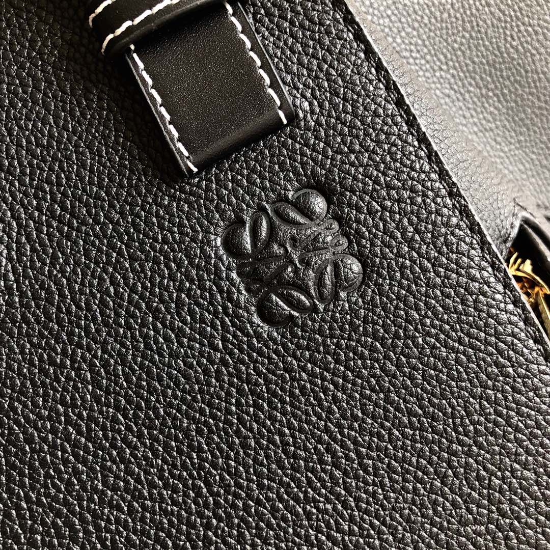 Гамак Loewe, маленький (13,5 x 25 x 30 см), черный с фактурной поверхностью и золотистой фурнитурой.