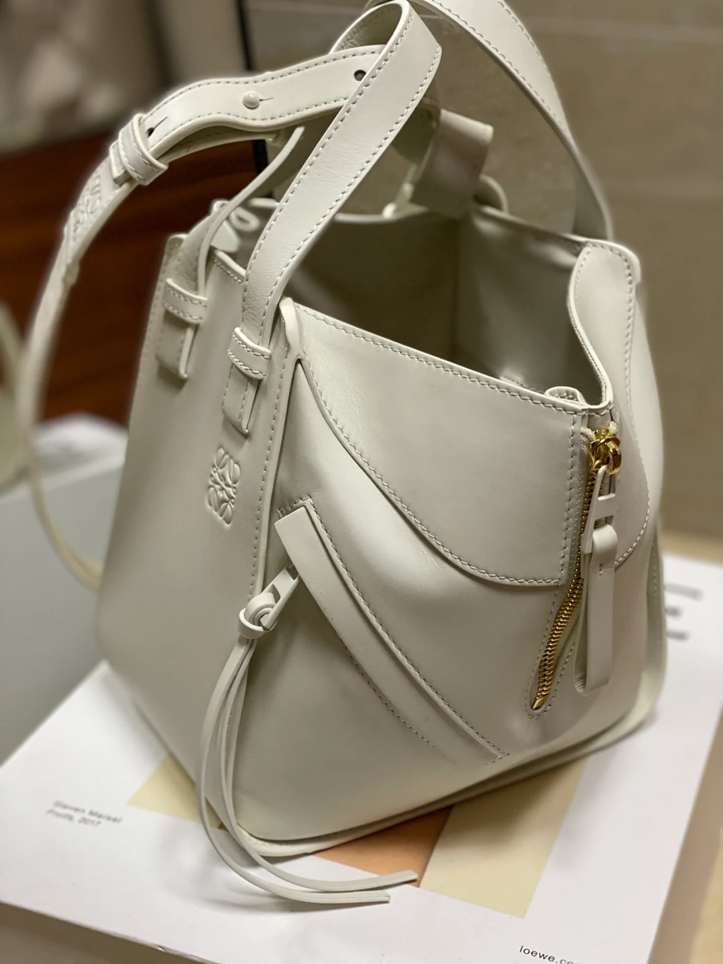 Сумка Loewe Hammock - атласная телячья кожа - маленькая - белая