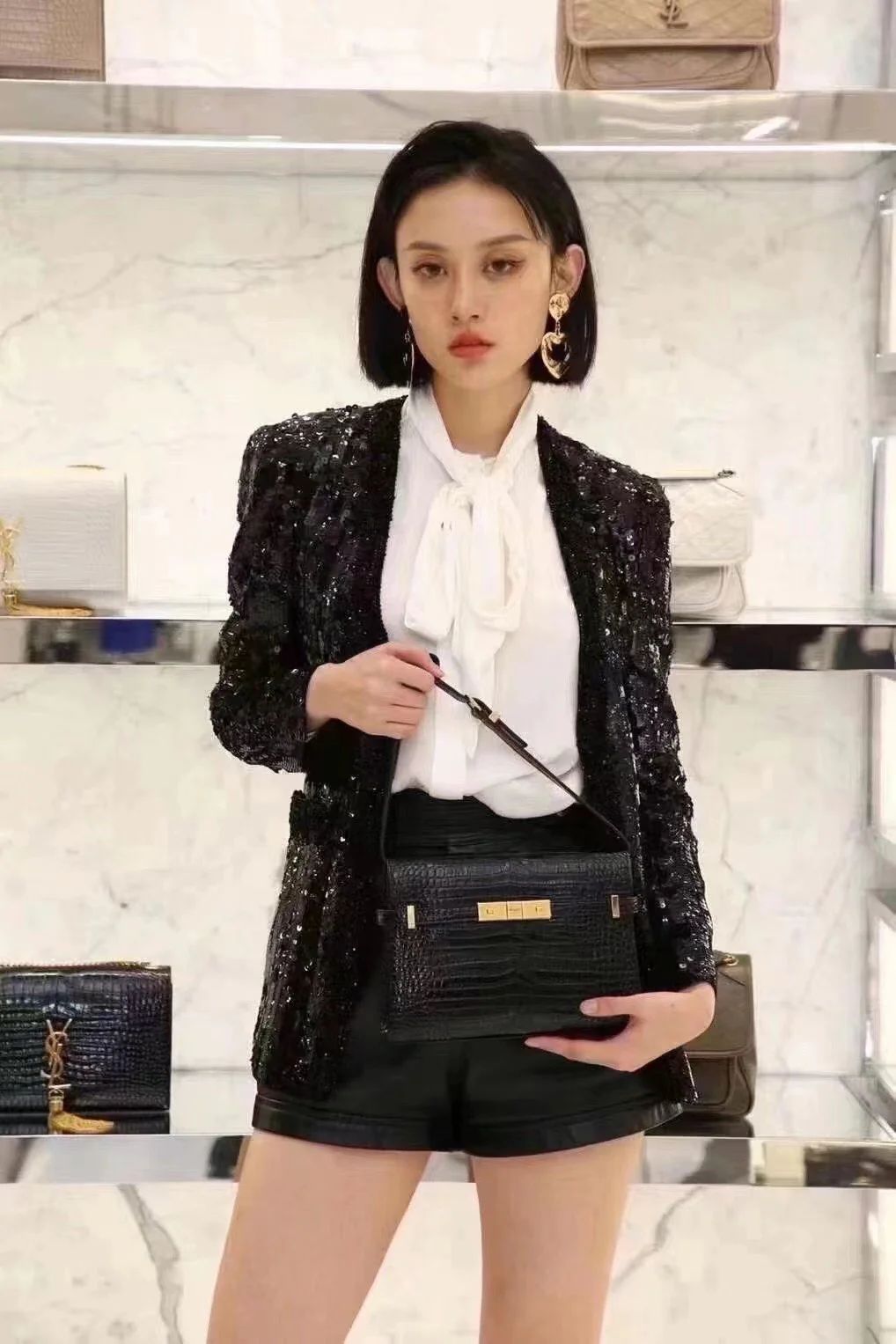 Сумка YSL Manhattan - фурнитура из золотистого материала с тиснением под крокодиловую кожу.