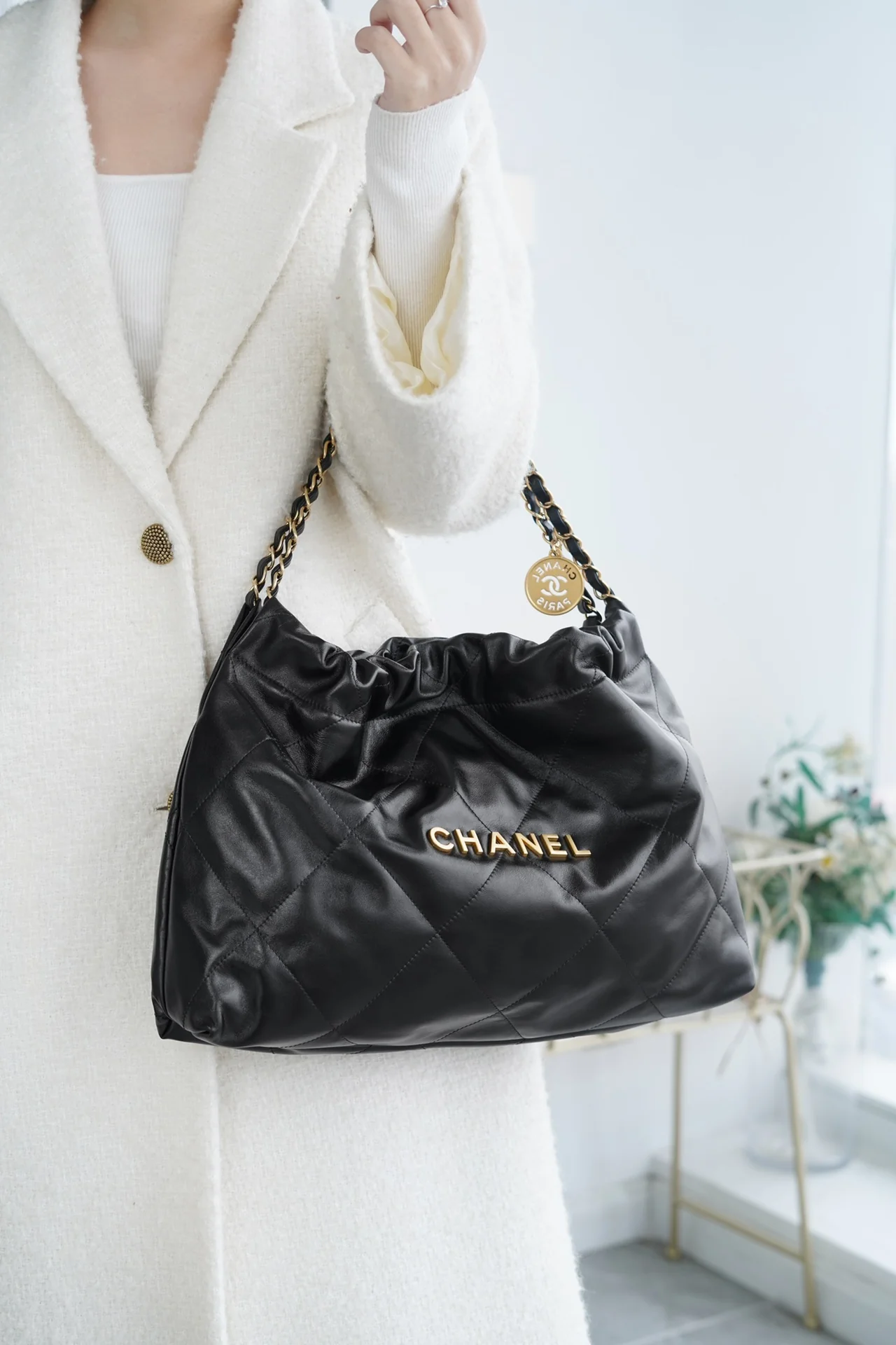 Сумка Chanel No. 22 — горизонтальный дизайн — черно-золотая