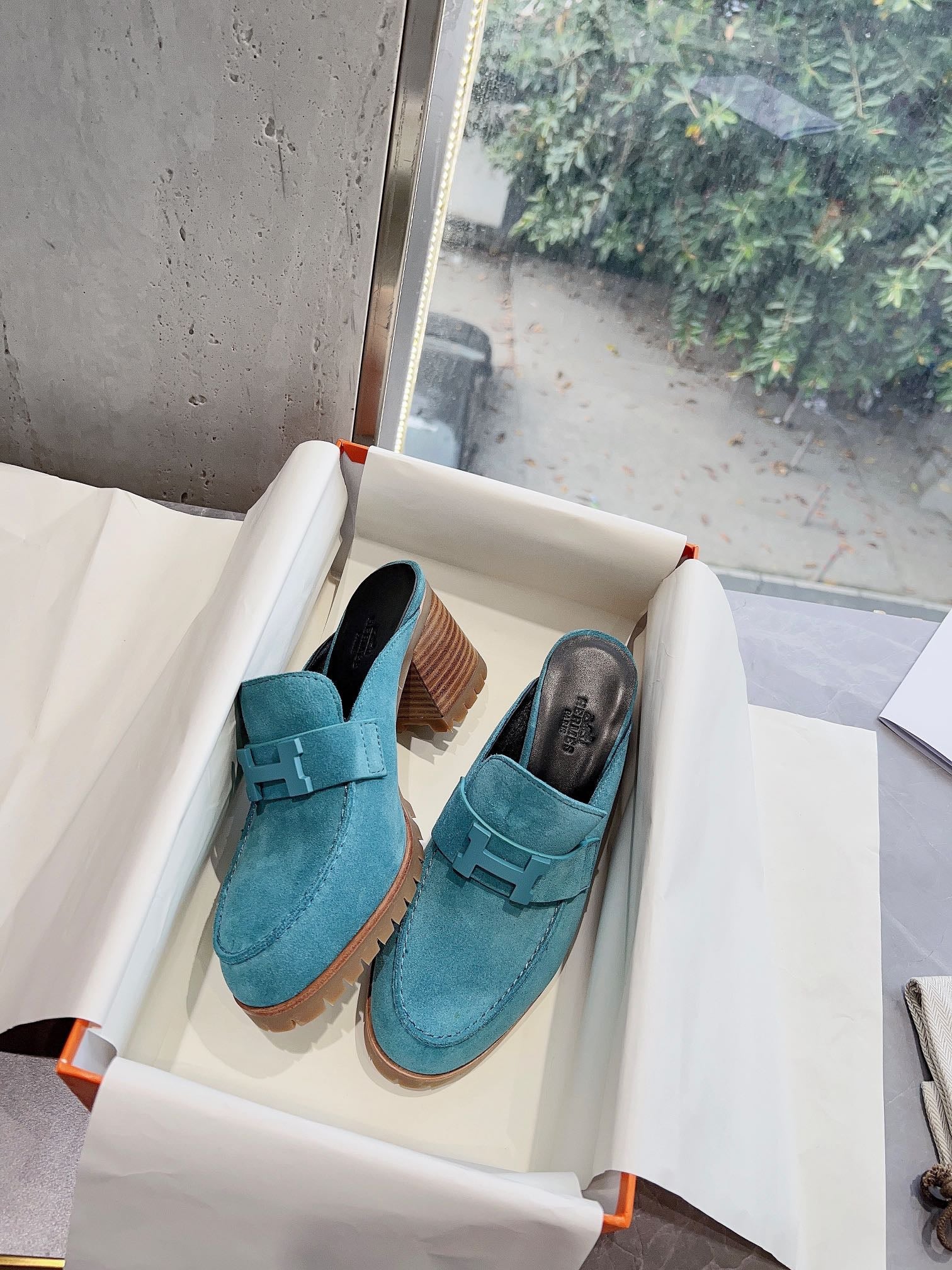 Новинка сезона весна/лето 2023 от Hermes: мюли на высоком каблуке с закрытой верхней частью и пряжкой в ??форме буквы H.