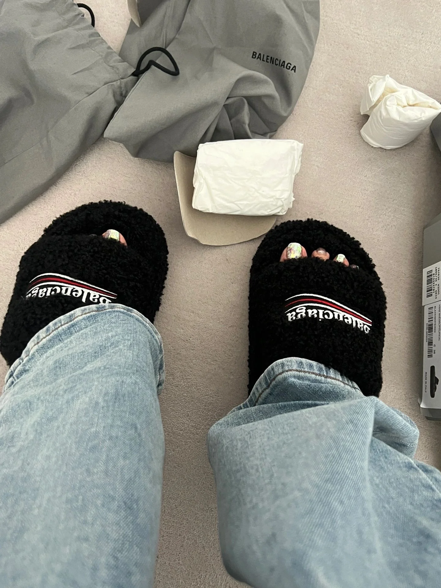 Новинка сезона осень/зима 2023 от Balenciaga - Меховые тапочки на платформе - Черные