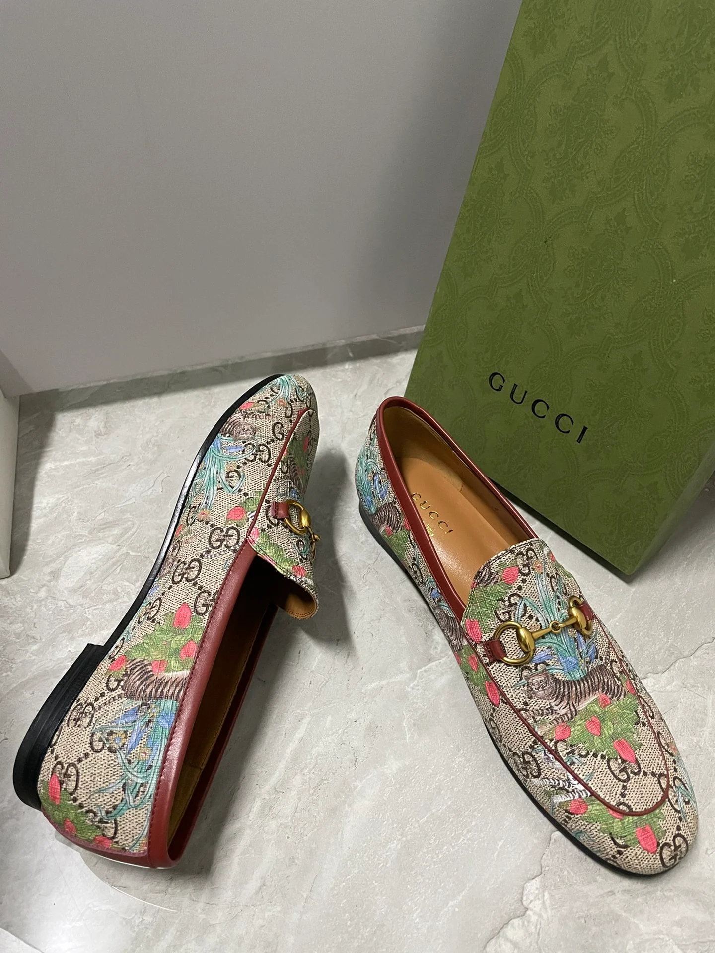 Лоферы из новогодней коллекции Gucci 2022 года