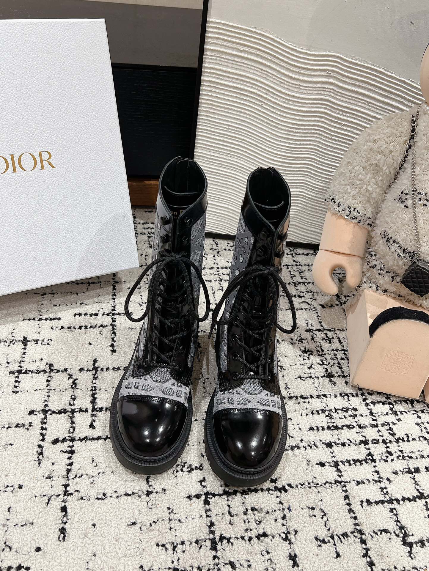 Ботинки Dior Dr. Martens средней высоты, модель 2024 года - серые.