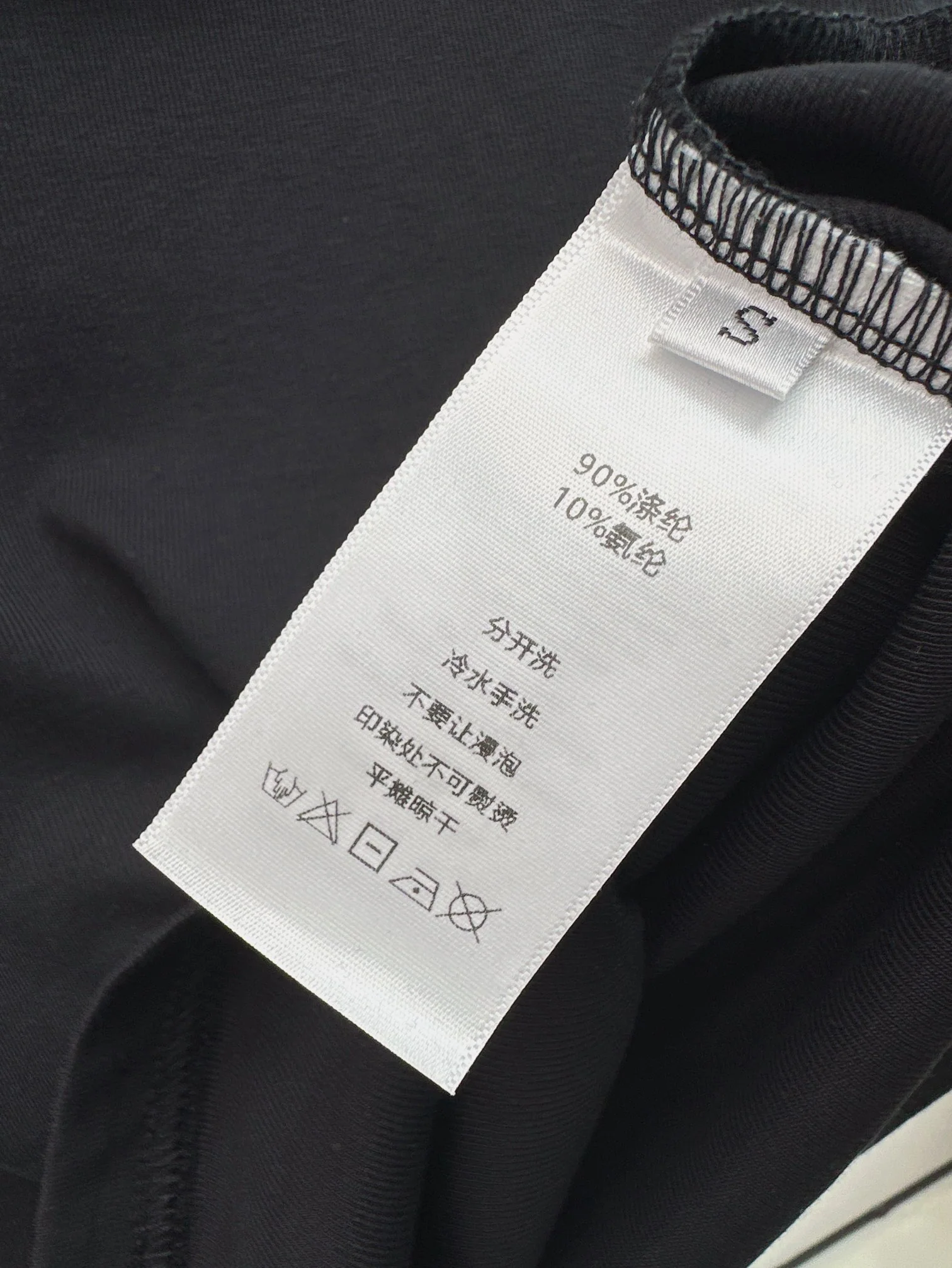 Miu Miu-2404 - Весенне-летняя новинка. Приталенная футболка с U-образным вырезом, черная.