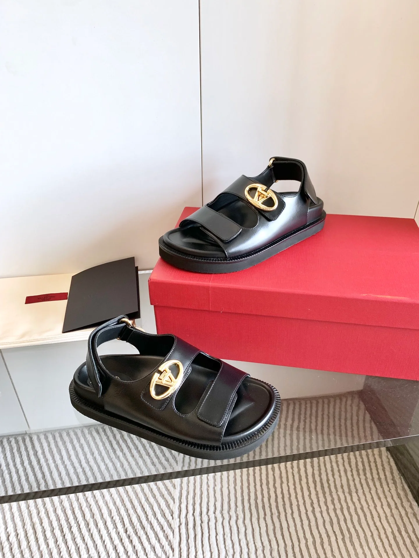 Пляжные сандалии Valentino 2024 - черные