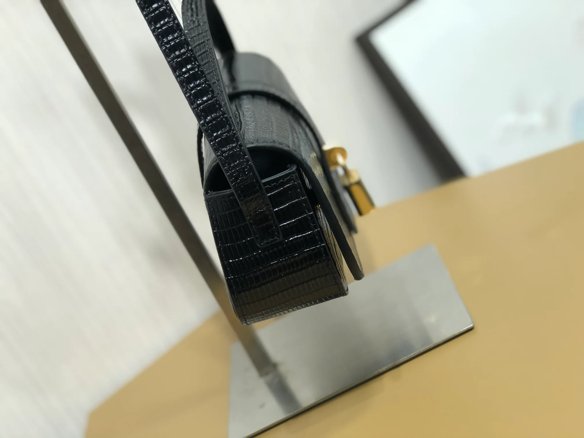 Мини-клатч Celine Tabou с замком, черный, из тисненой коровьей кожи с рисунком под ящерицу.