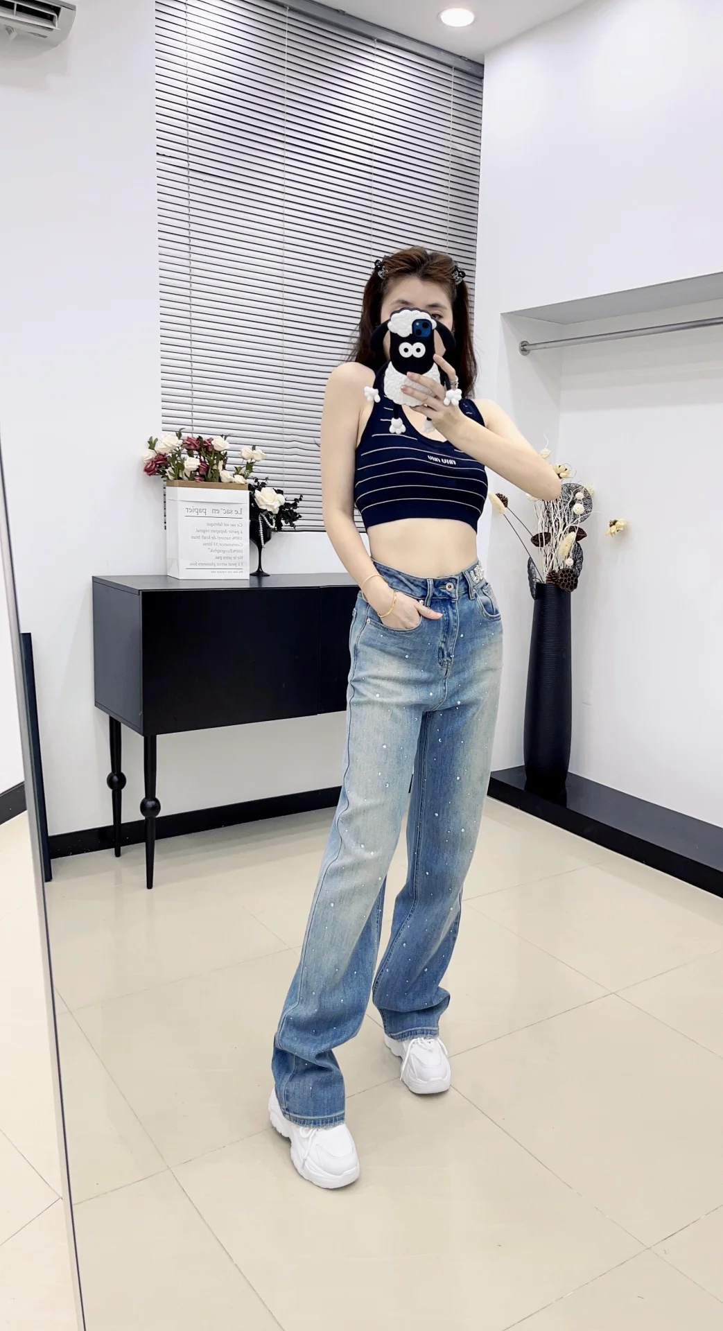 Джинсы Miu Miu-2404 ручной работы с обильным тиснением стразами.