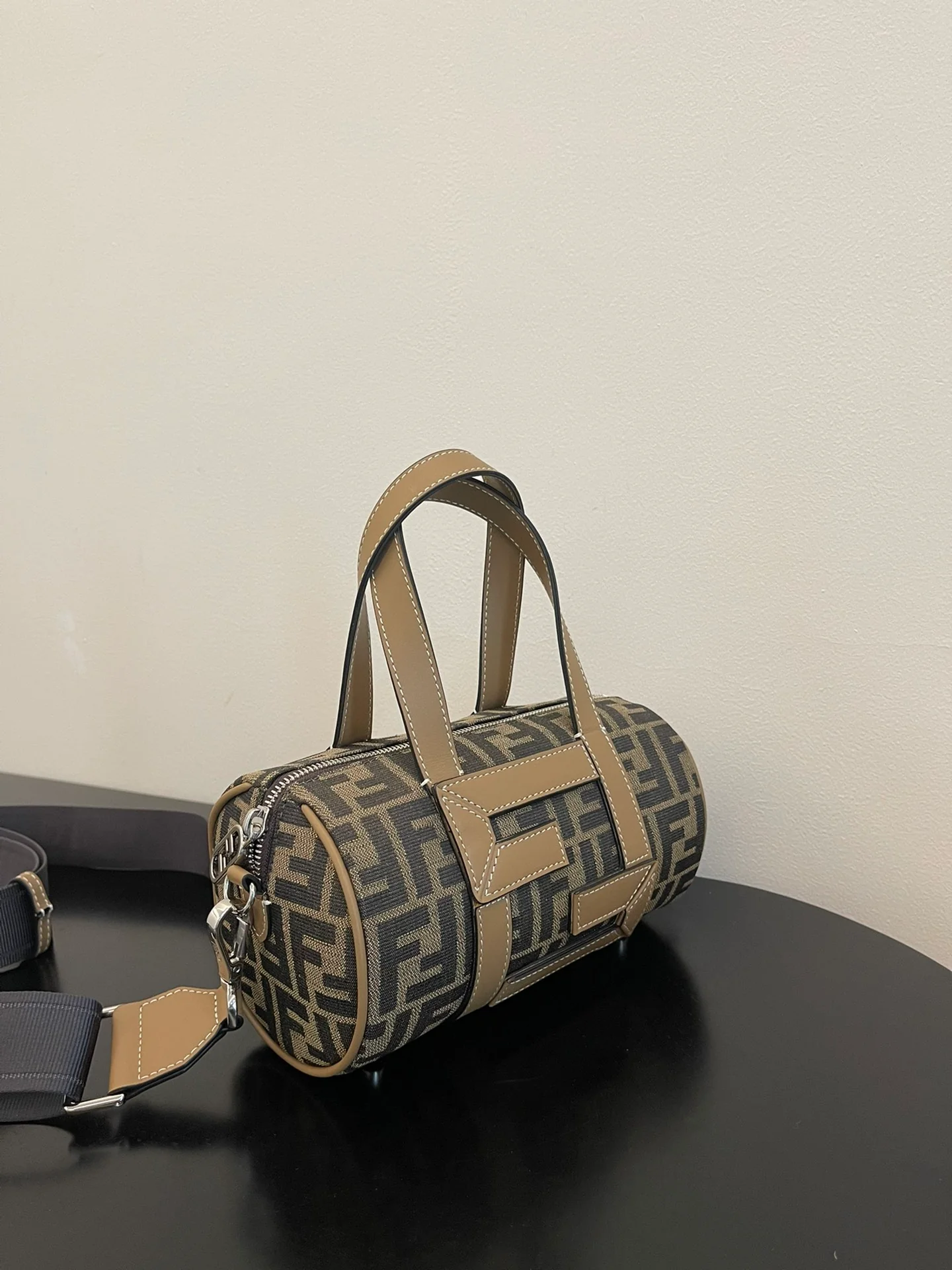 Круглая наволочка с монограммой Fendi
