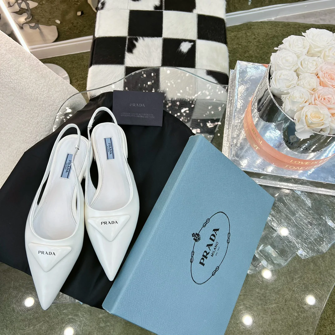 Новинка сезона весна/лето 2023 от Prada - Мюли-балетки с острым носком - Белые