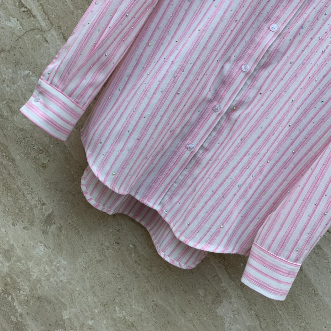 Miu Miu 2404 - Розовая рубашка с длинными рукавами, украшенная стразами, бусинами и надписью.