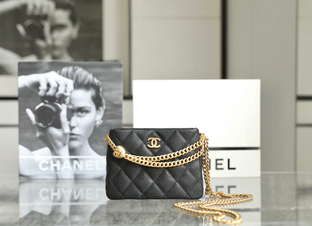 Новинка сезона весна/лето 2023 от Chanel - сумка-хобо в форме сердца, маленькая, черная.