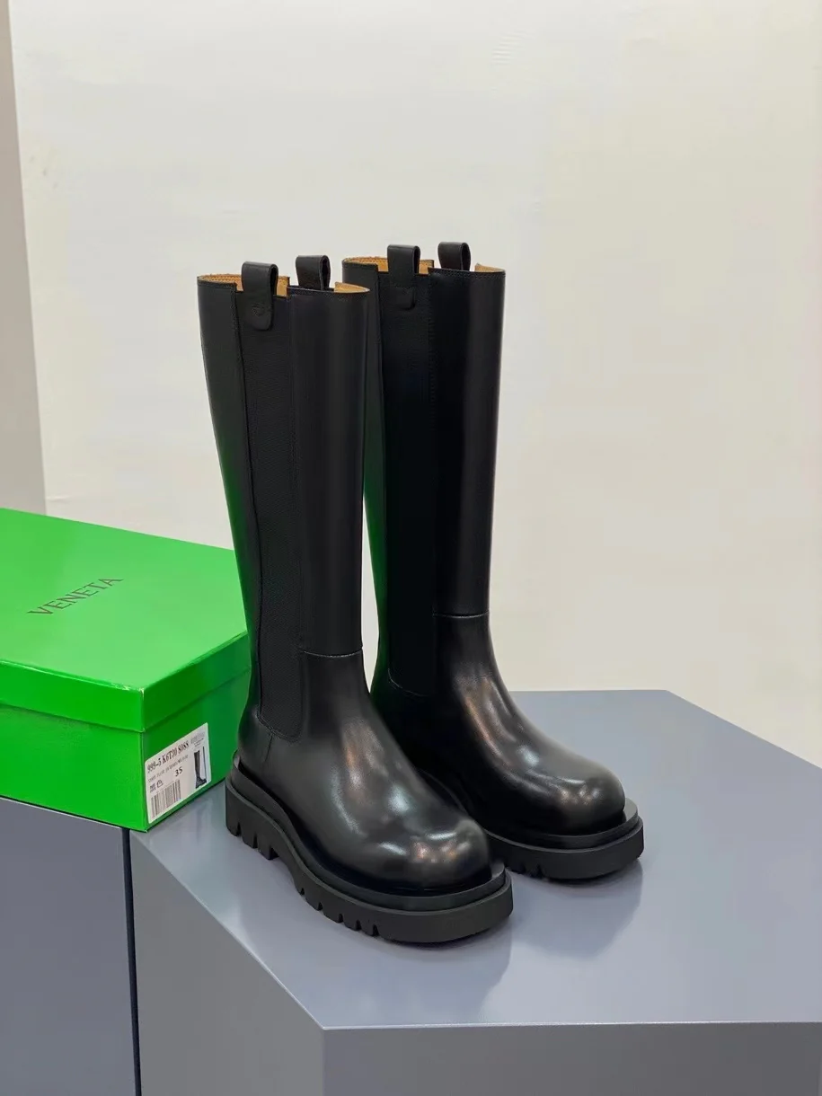 Новинка сезона осень/зима 2022 от BV - высокие сапоги с закругленным носком - модель с боковой застежкой.