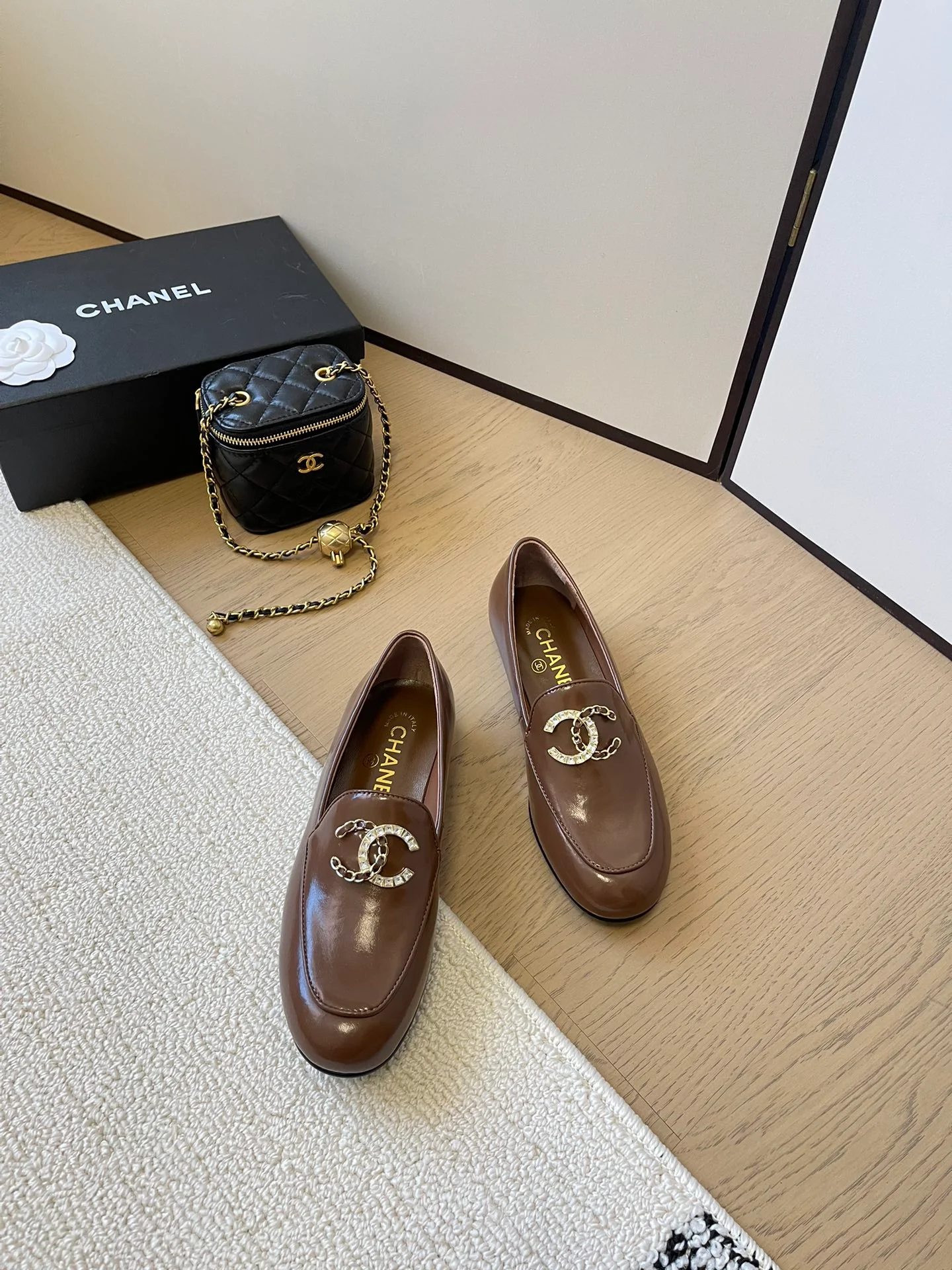 Кожаные лоферы Chanel 2024 - Кофейный цвет