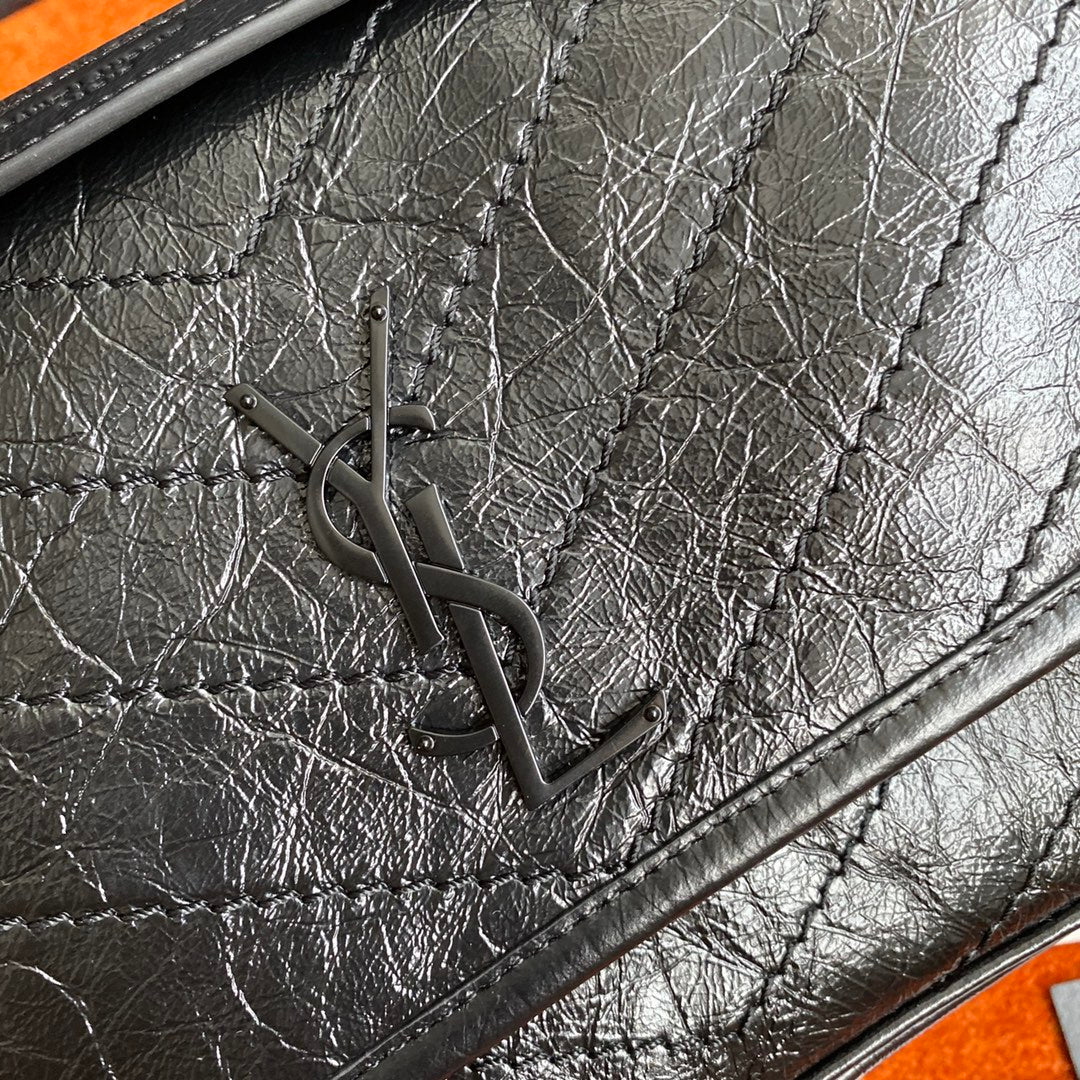 YSL - Маленькая модель Niki - Кожа из коровьей шкуры, обработанная маслом, с черной пряжкой - с D-образным кольцом