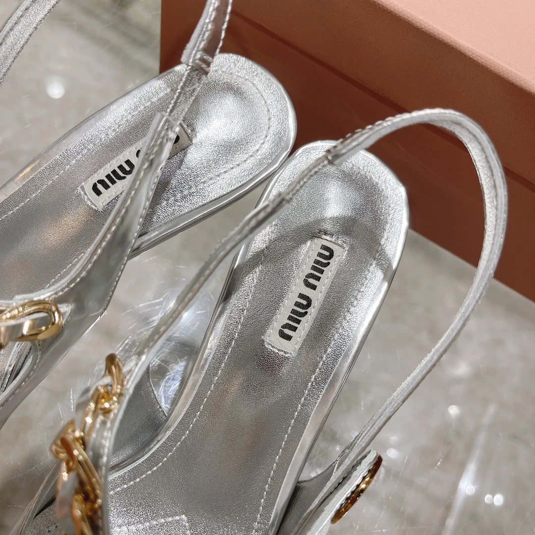 Новинка сезона осень/зима 2022 от Miu Miu - Туфли на каблуке с острым носком и разрезом - Серебристые