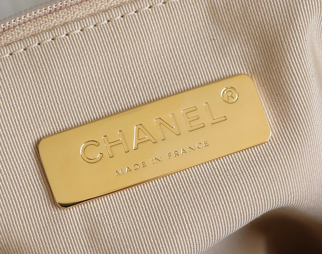 Сумка Chanel 19 — средняя, ??белая.