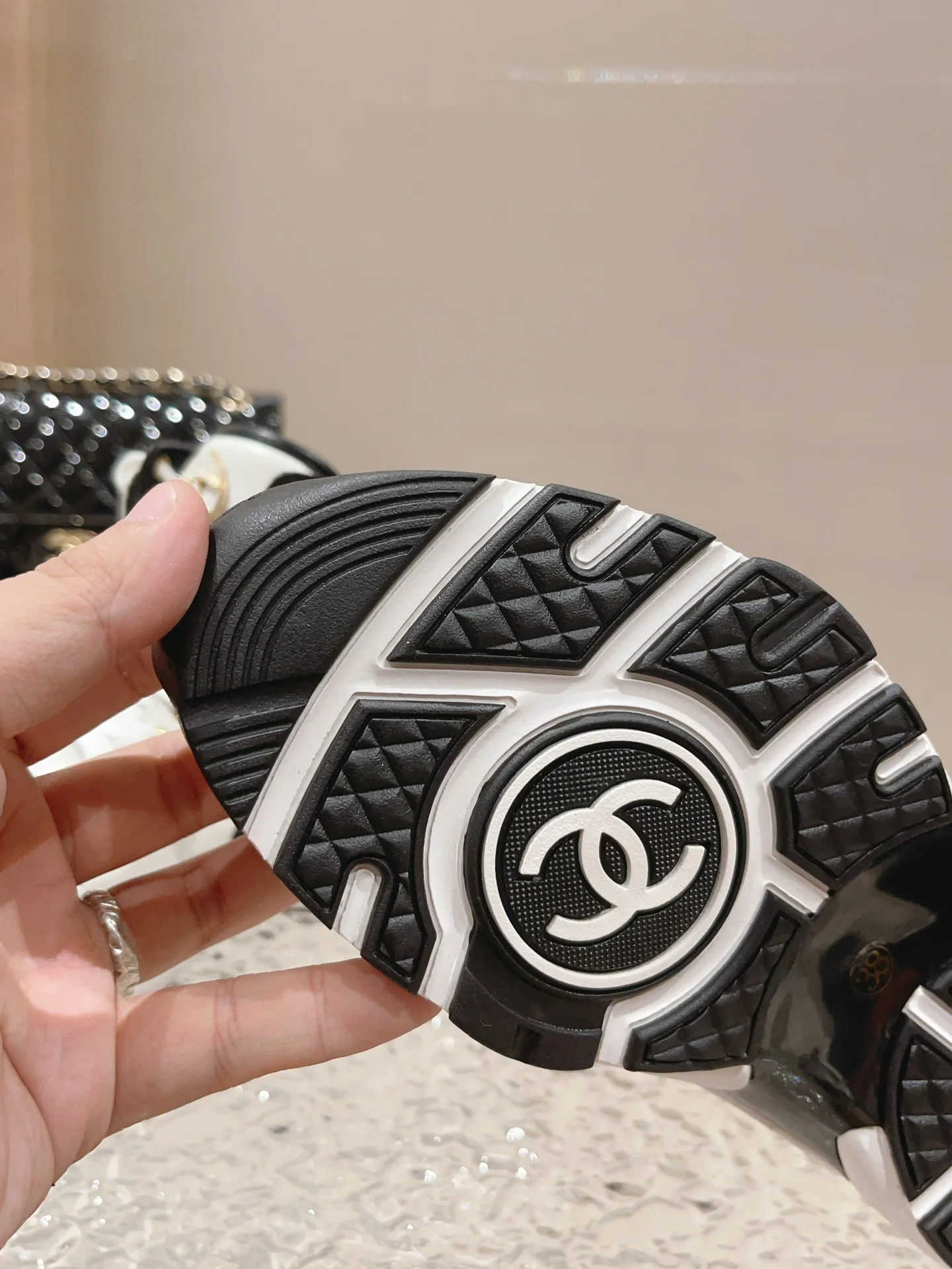 Высокие кроссовки Chanel — белые с перламутровыми вставками.