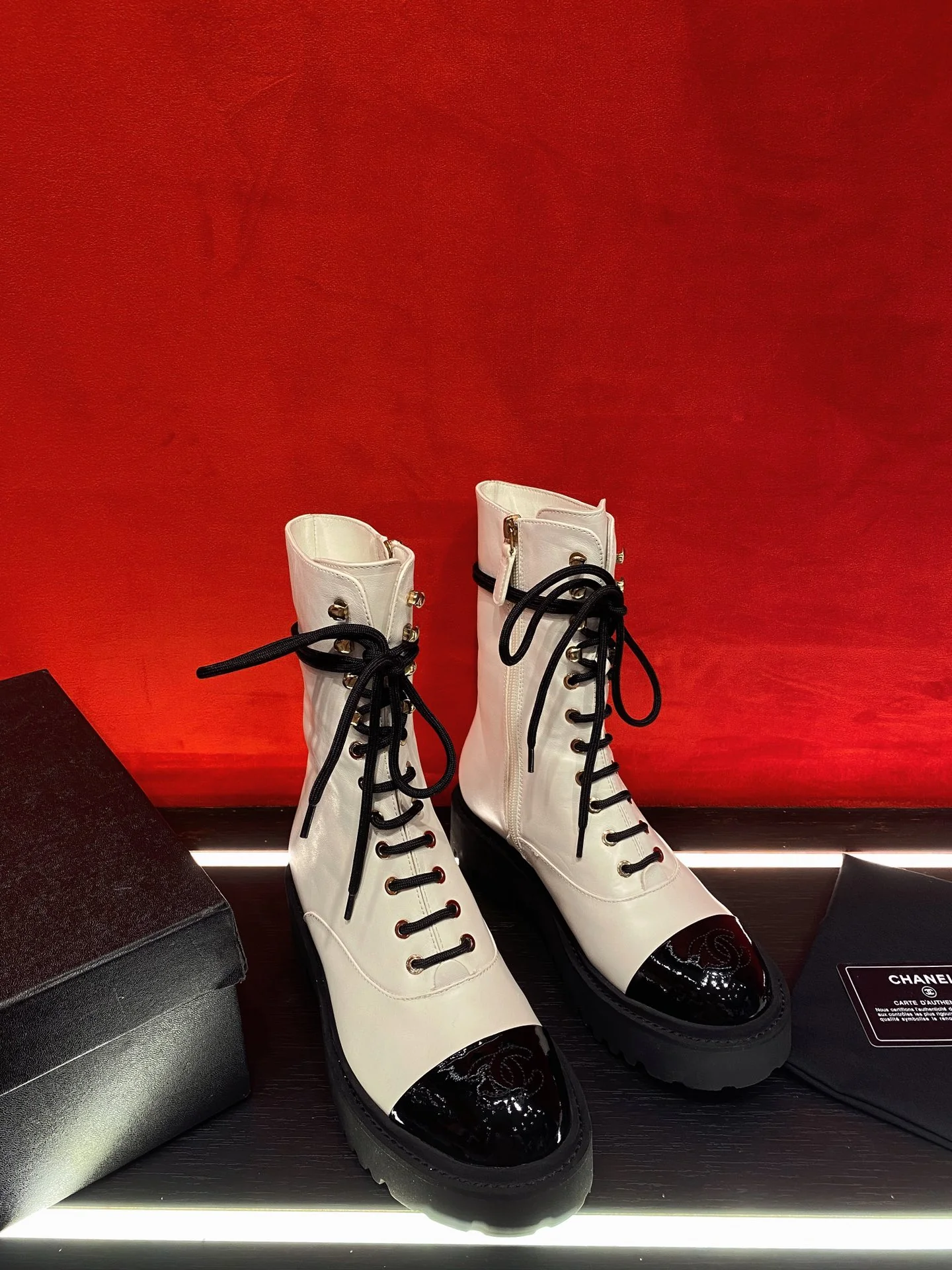 Новинка сезона осень/зима 2022 от Chanel — Ботинки Dr. Martens на платформе — Белый — 5 см