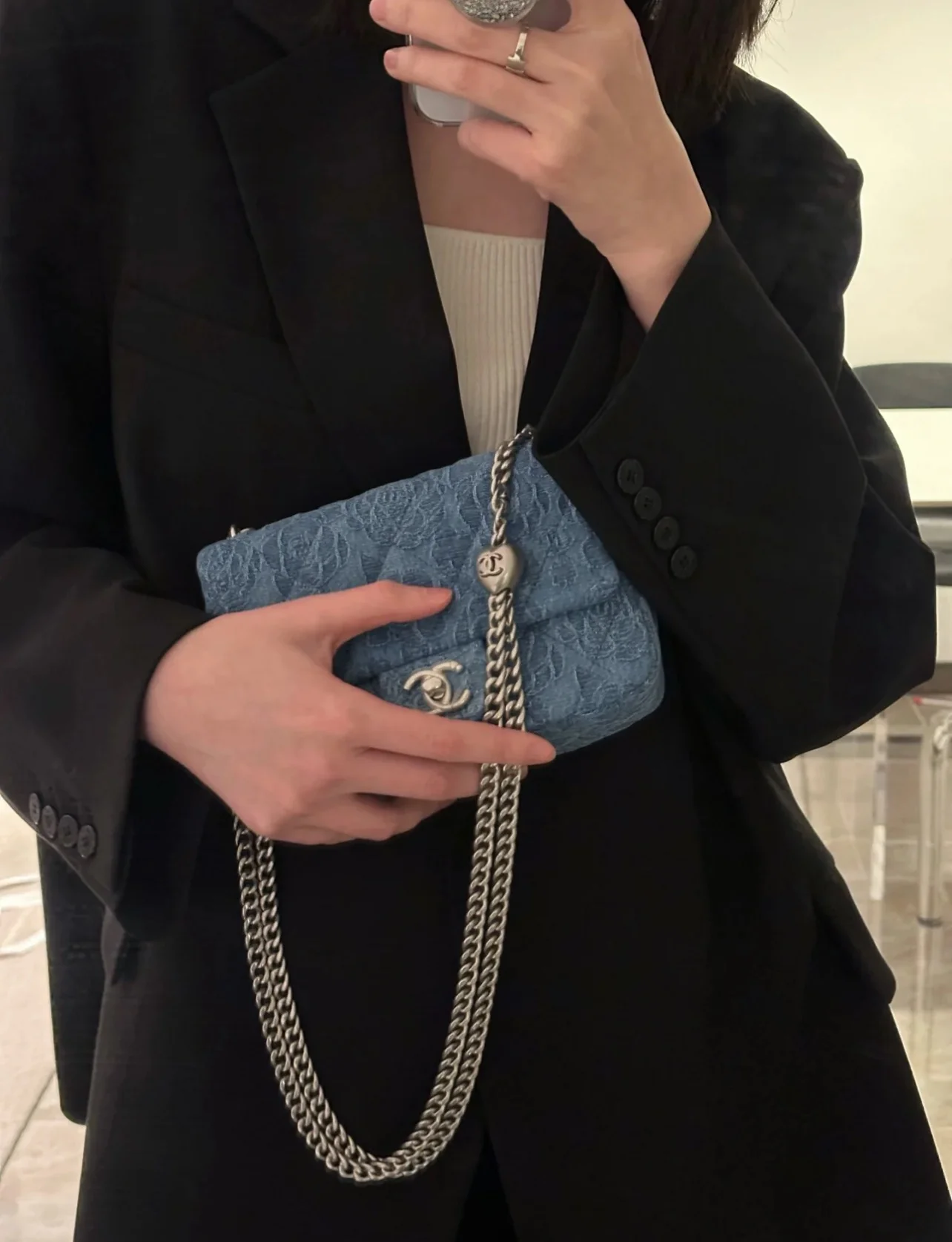 Коллекция Chanel Весна/Лето 2023 - Пряжка в виде сердца с камелией из денима - Квадратная - Светло-голубая серебристая пряжка - 19 см - 1