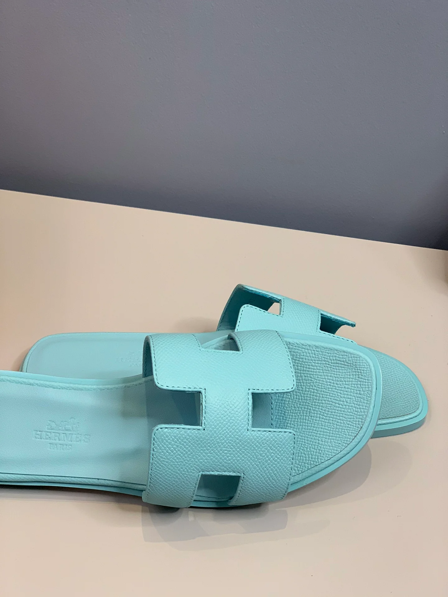 Новинка 2022 года от Hermes - Тапочки с отпечатком руки в форме буквы H - Светло-голубые