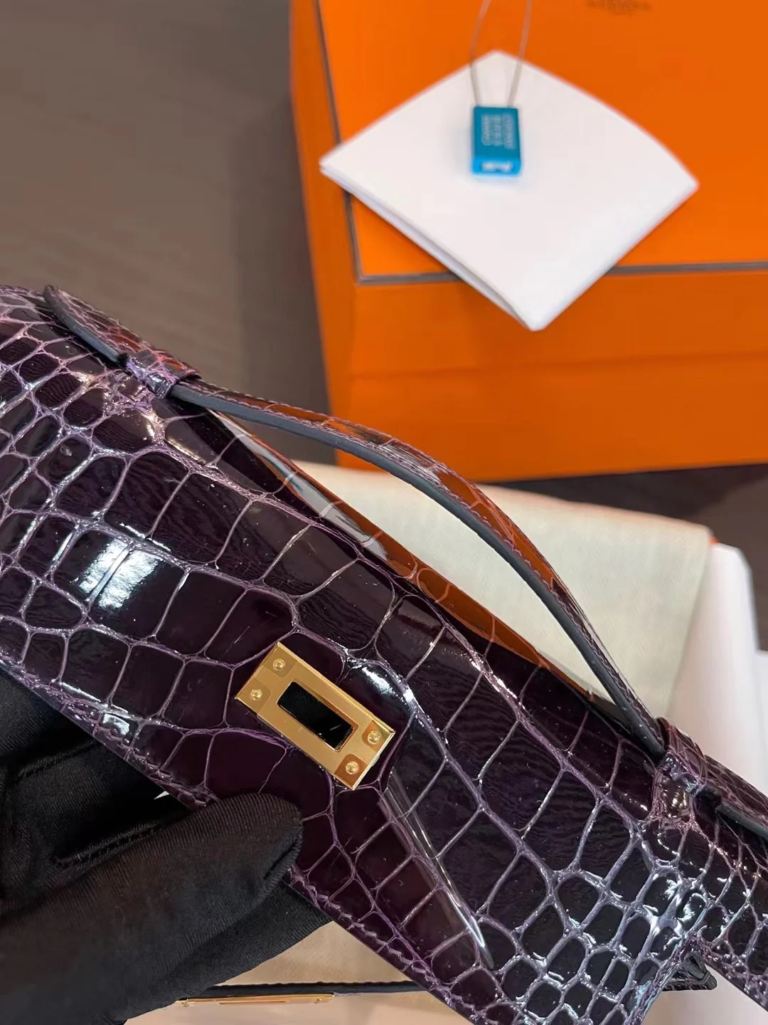 Миниатюрная пряжка Hermes Kelly 1-го поколения из кожи аллигатора, 9 г, с аметистом и золотом.