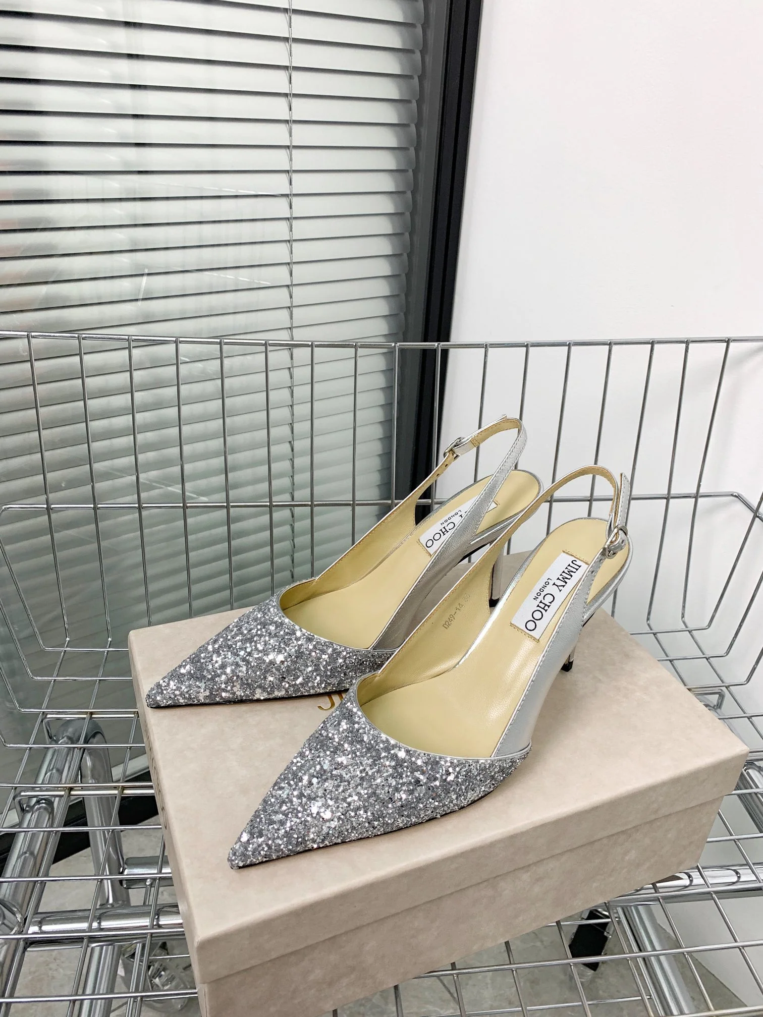 Новинки коллекции Jimmy весна/лето 2022 — туфли на высоком каблуке с пайетками.