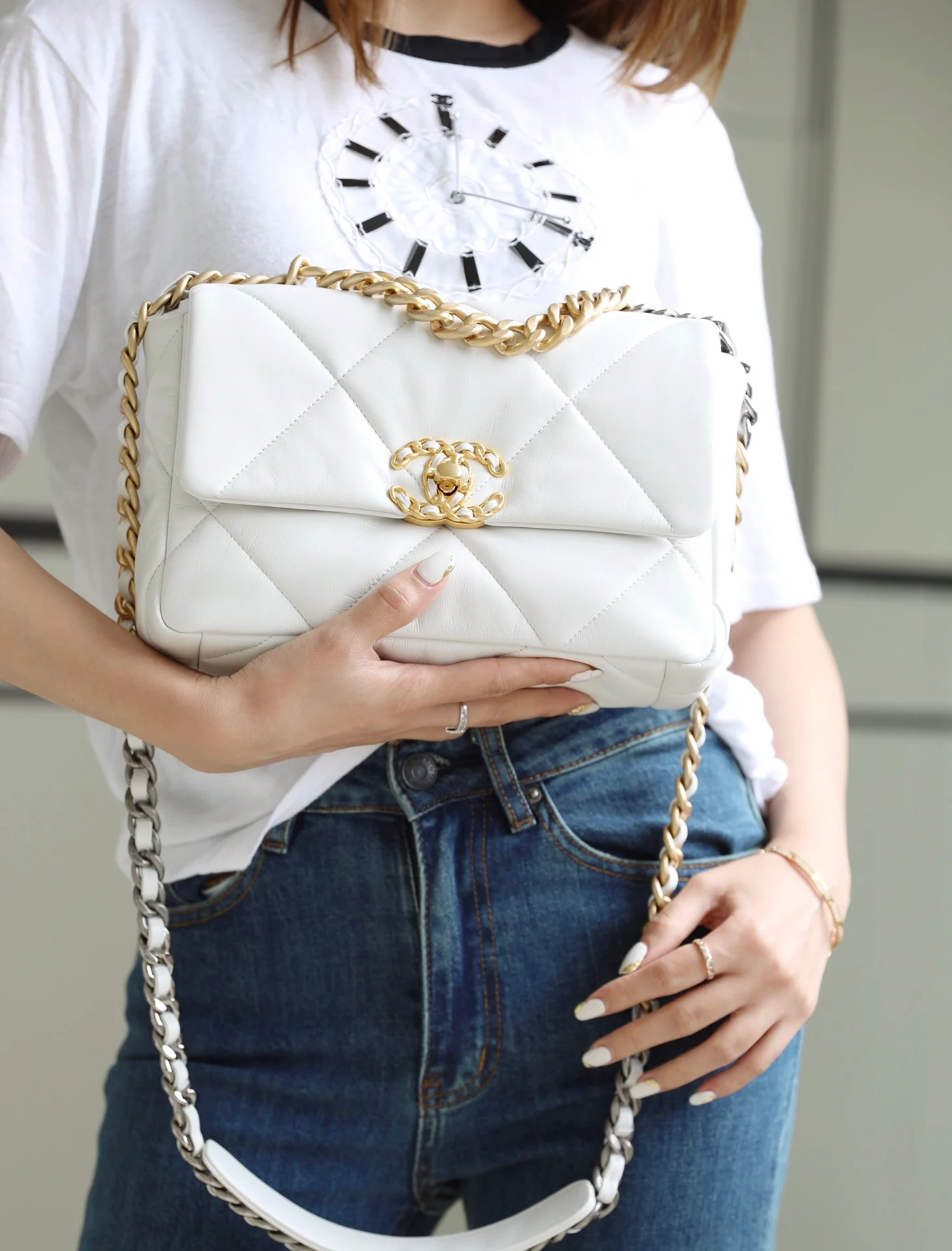 Сумка Chanel 19 - маленькая, белая.