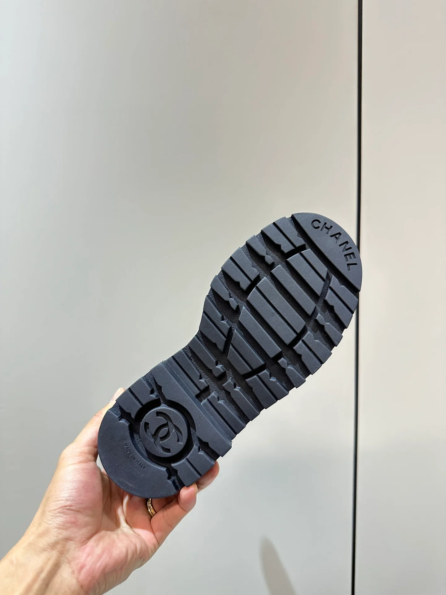 Новинка сезона весна/лето 2023 от Chanel - Мотоциклетные ботинки из зернистой телячьей кожи с эффектом личи - Белые