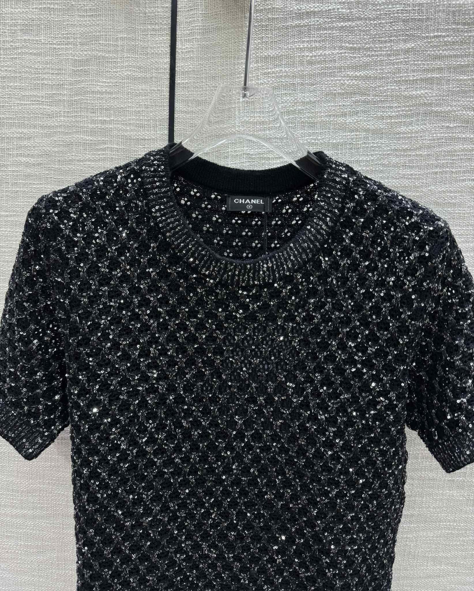 Chanel 2403 Черный трикотажный свитер с коротким рукавом, расшитый серебристыми пайетками - Черный