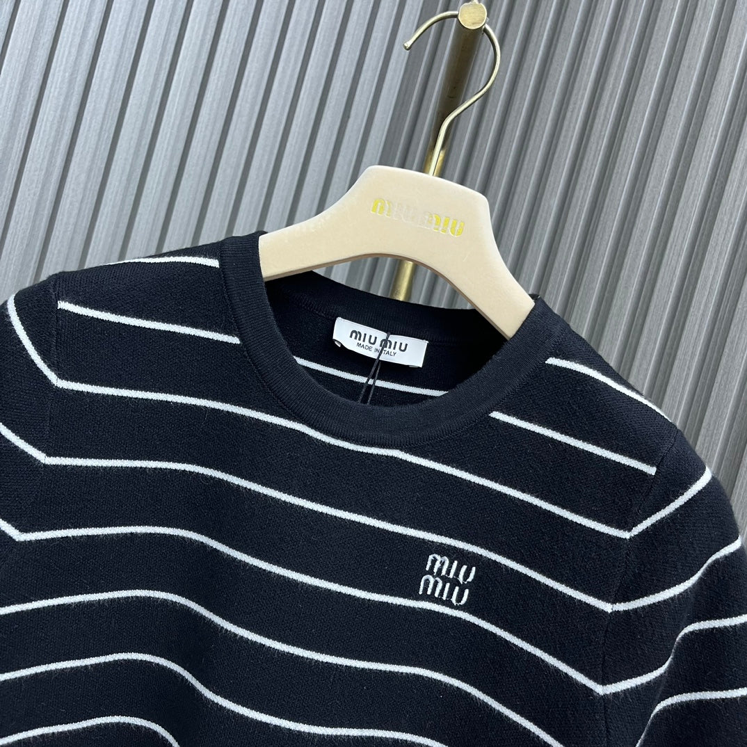 Miu Miu - 2404-24 Новинка: Футболка с круглым вырезом, полосатая, с коротким рукавом - Черная