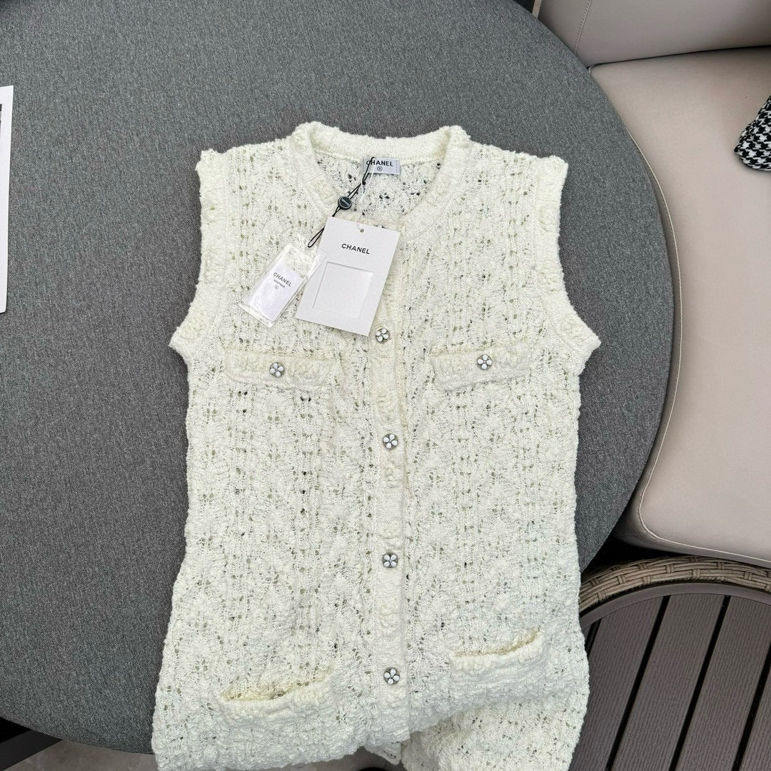 Платье-жилет Chanel 2403, новое, с ажурной вышивкой и пуговицами, вязаное крючком, белое.