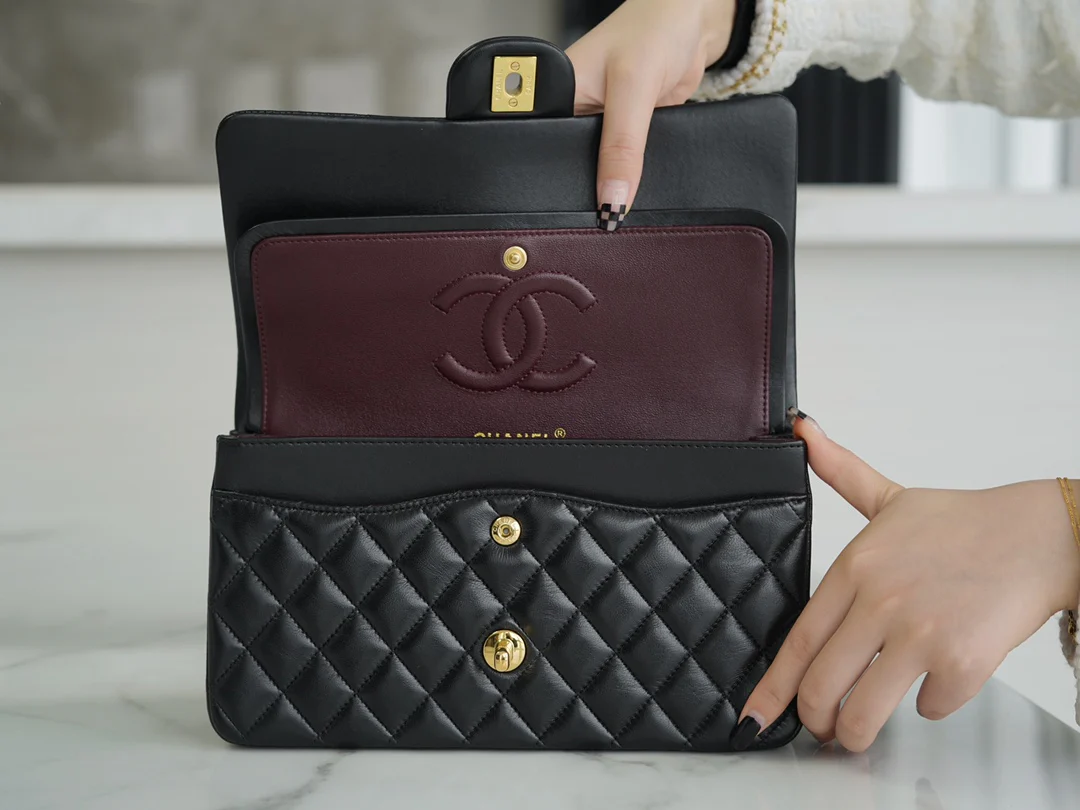 Сумка Chanel CF Medium - 25 см - из черной овечьей кожи с золотой пряжкой - CF25