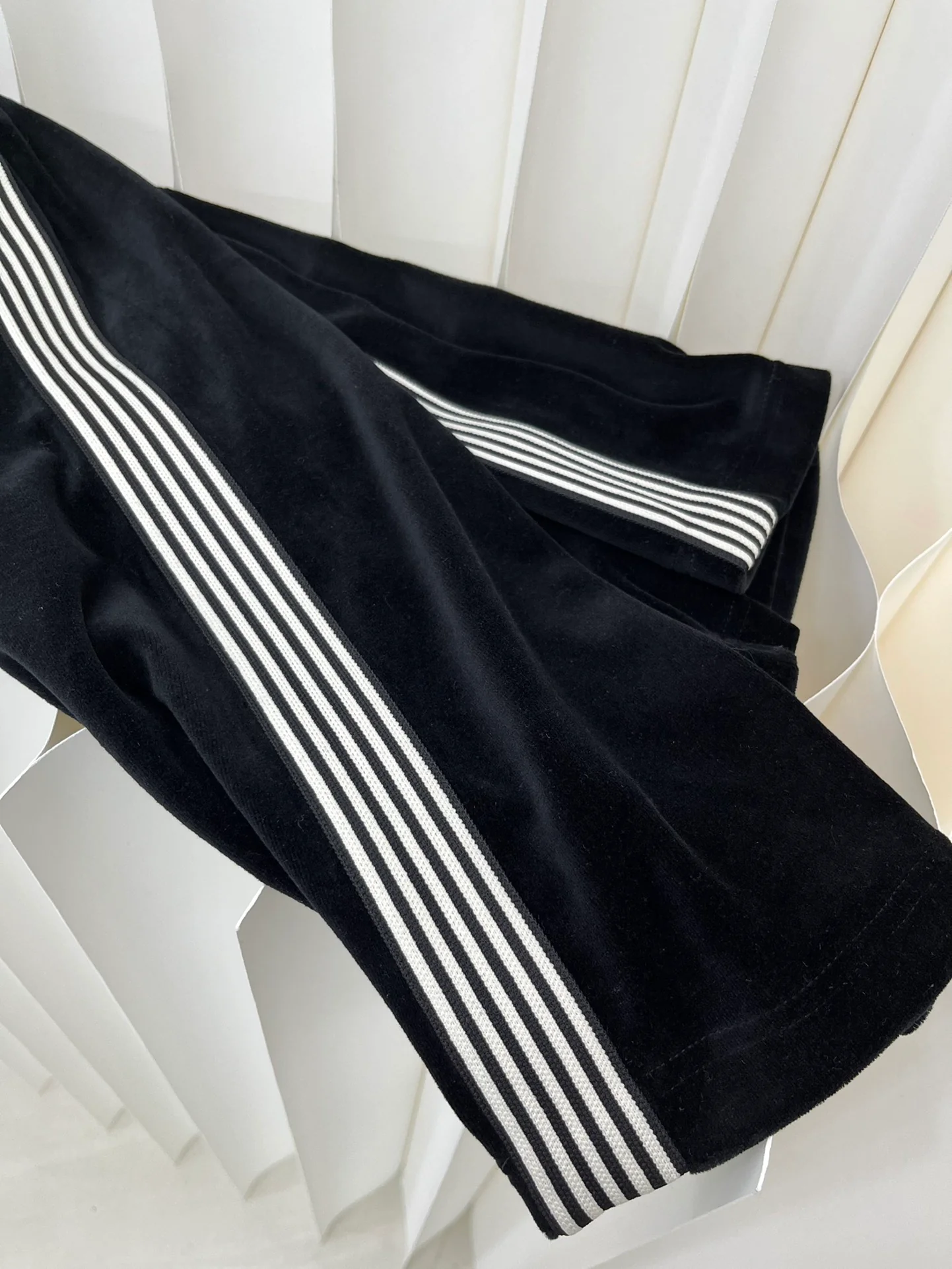 Коллекция Celine 2403-24 ?Ранняя весна?: Новые бархатные брюки