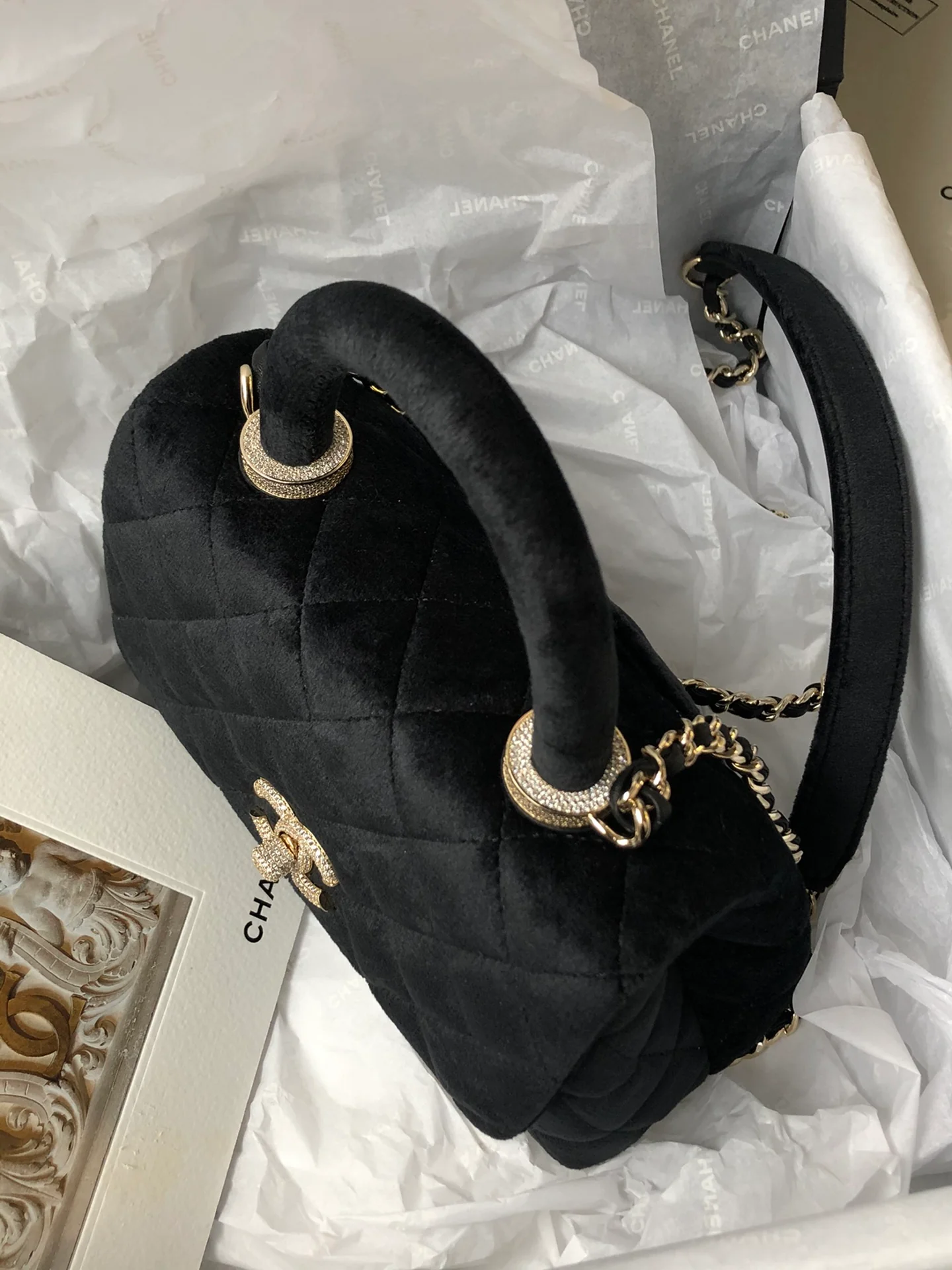 Мини-сумка Chanel Coco Handle из черного бархата с бриллиантовой пряжкой