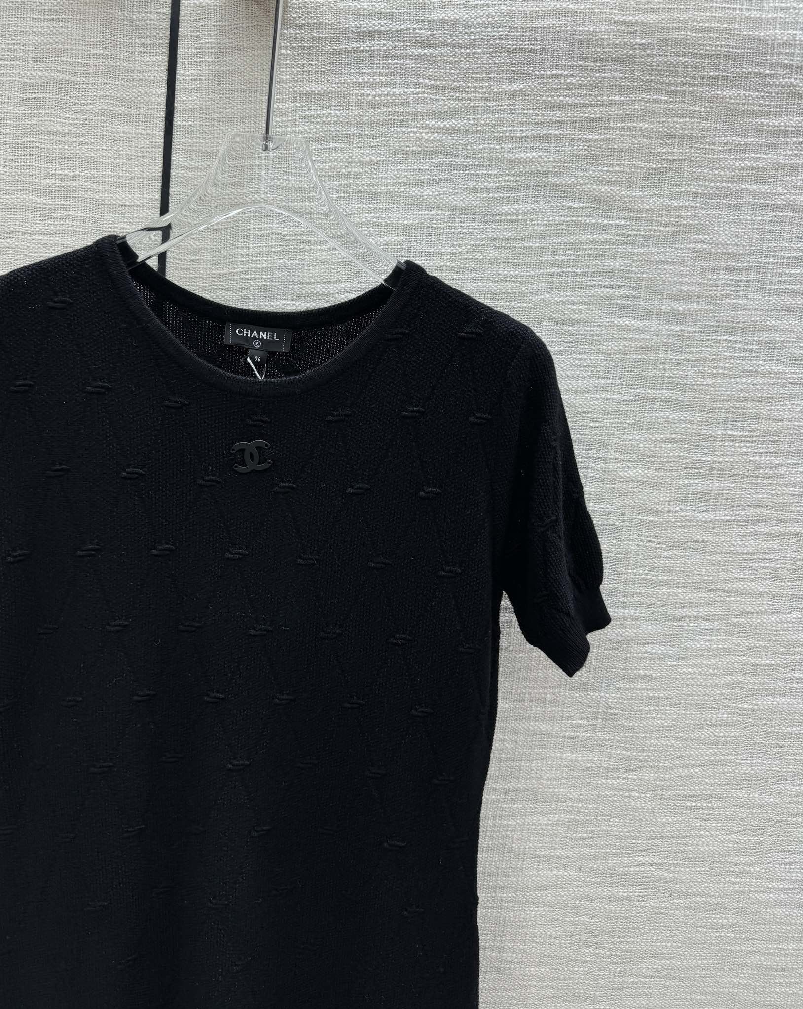 Новая коллекция Chanel Весна/Лето 2024: трикотажное платье с короткими рукавами и ромбовидным узором - Черное