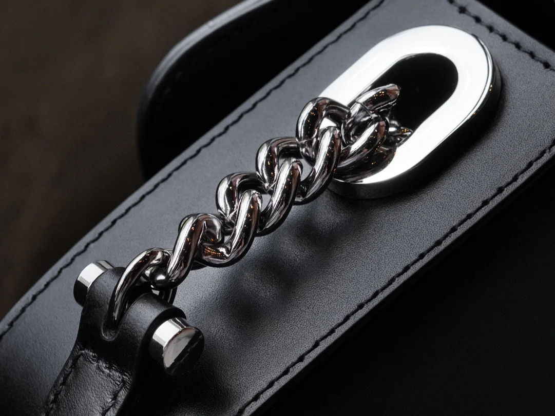 Миниатюрная сумка Gucci Petite GG на цепочке - черная.