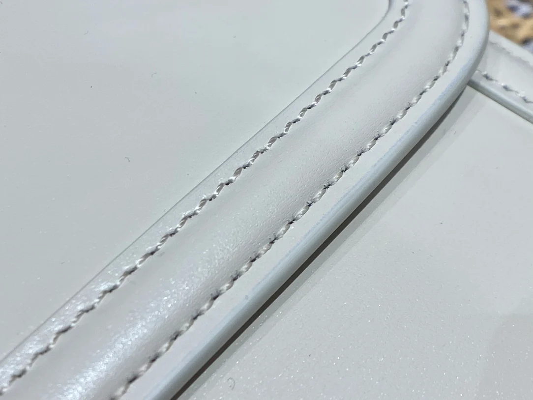 Сумка YSL Solferino Tofu Bag - белая - 18 см - На фото: На мне