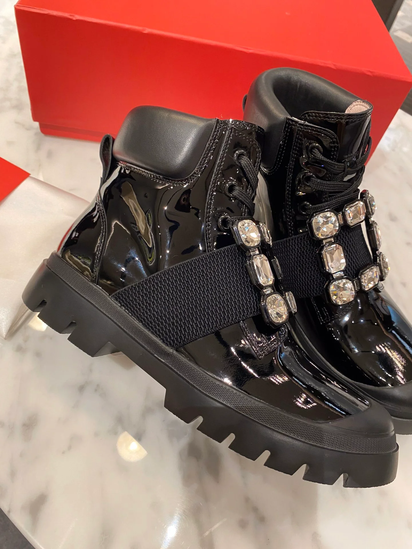 Ботильоны на шнуровке с пряжками из лакированной кожи